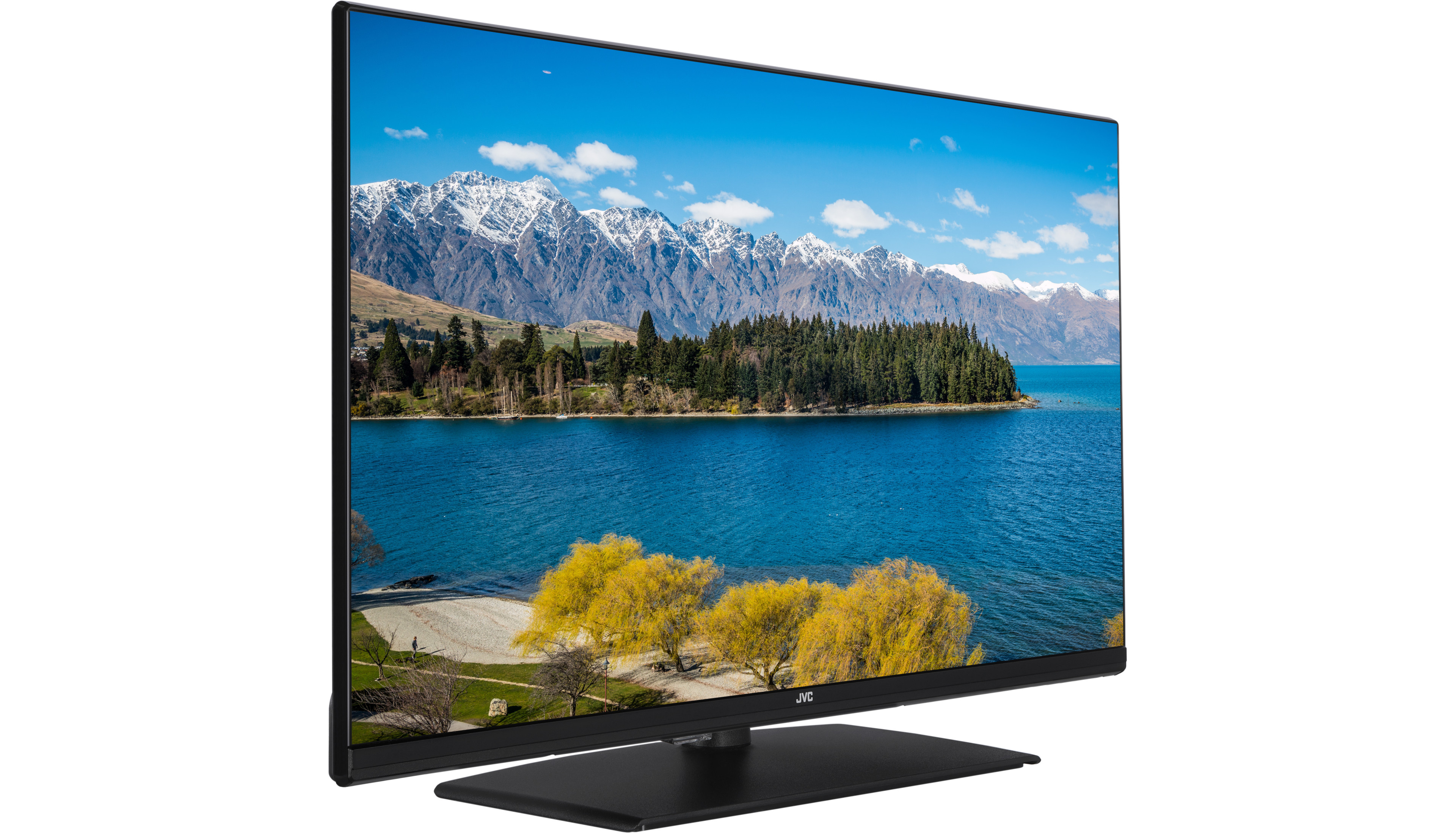 Telewizor wyświetla malownicze jezioro z górami. Żółte drzewa na pierwszym planie. Niebo jest niebieskie z białymi chmurami.