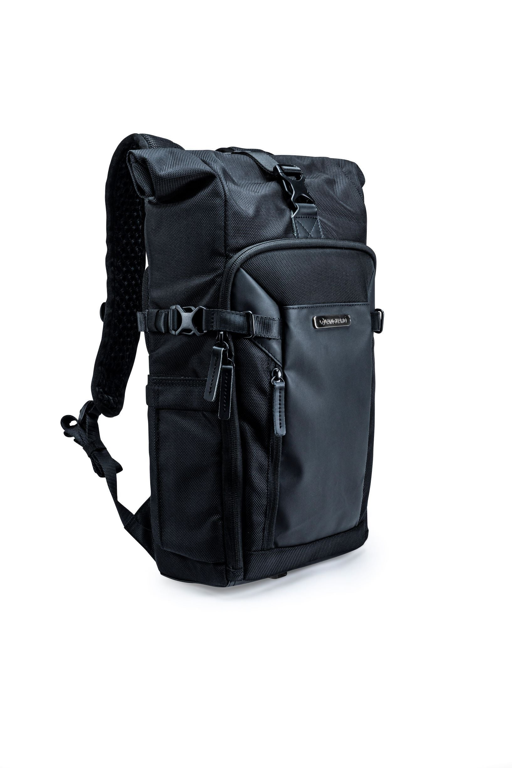 Ein schwarzer Rucksack steht auf weißem Hintergrund. Er hat mehrere Taschen, Gurte und Schnallen. Der Markenname ist sichtbar.