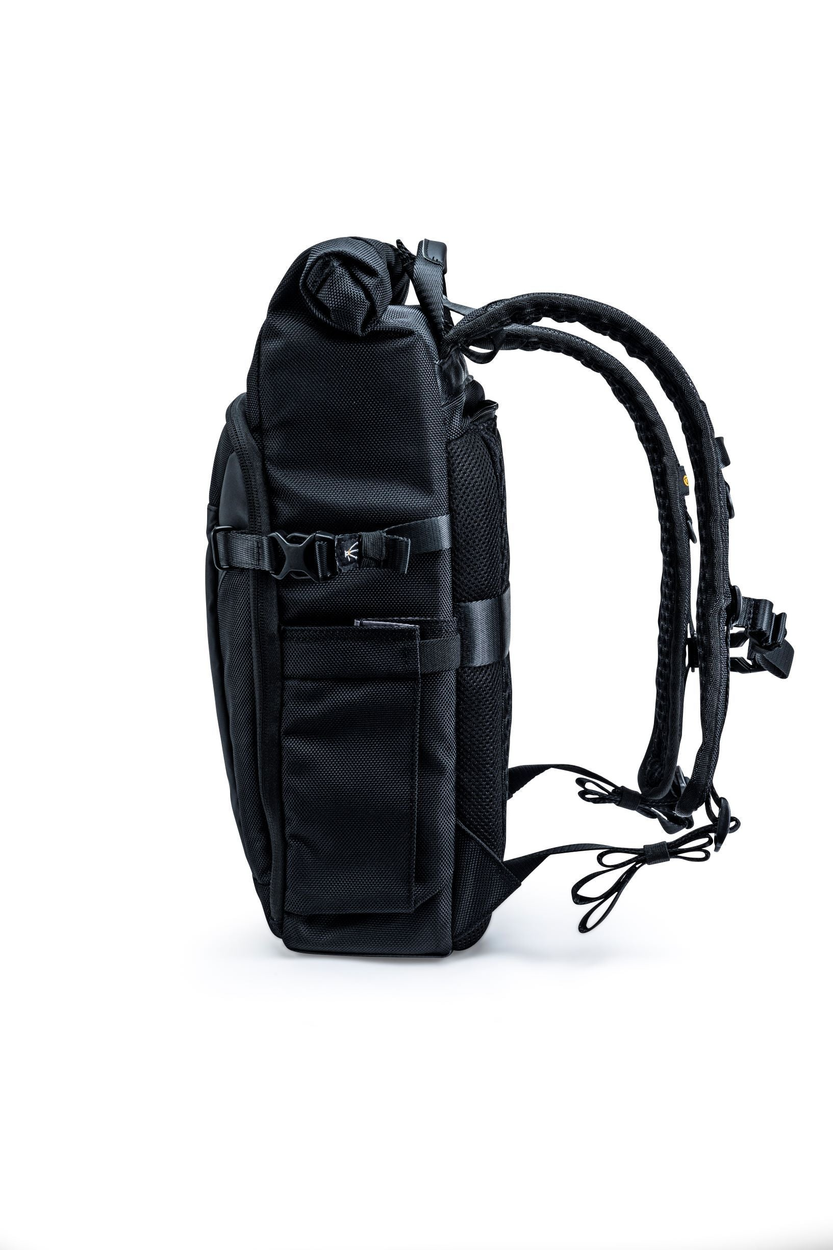 Ein schwarzer Rucksack ist auf Weiß isoliert. Er hat mehrere Fächer, Riemen und eine gebogene Rückenstütze.