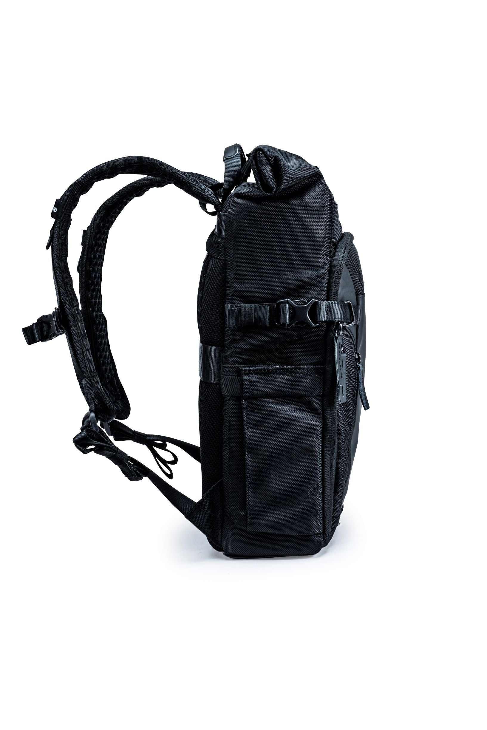 Schwarzer Rucksack mit Riemen und mehreren Fächern, Seitenansicht, vor weißem Hintergrund.