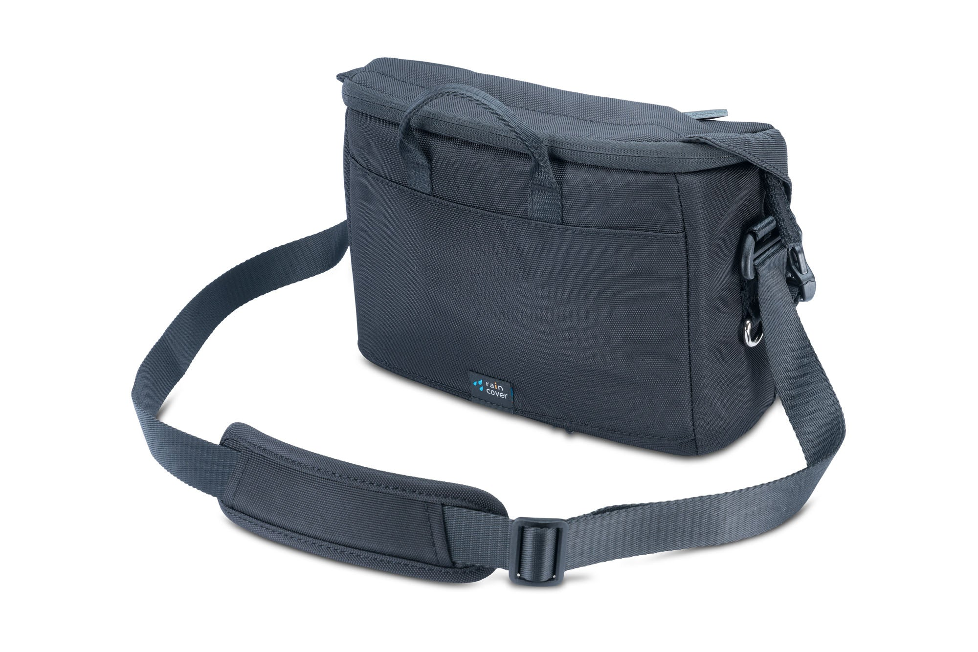 Una bolsa de cámara gris oscuro con una correa para el hombro sobre un fondo blanco. Tiene un asa en la parte superior y una hebilla.
