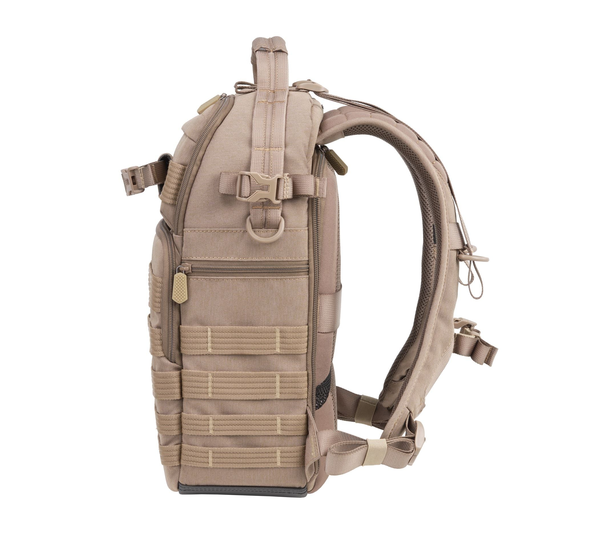 Tanfarbener Rucksack mit mehreren Fächern, Riemen und Schnallen. Seitenansicht mit gepolstertem Schultergurt. Isoliert auf weißem Hintergrund.