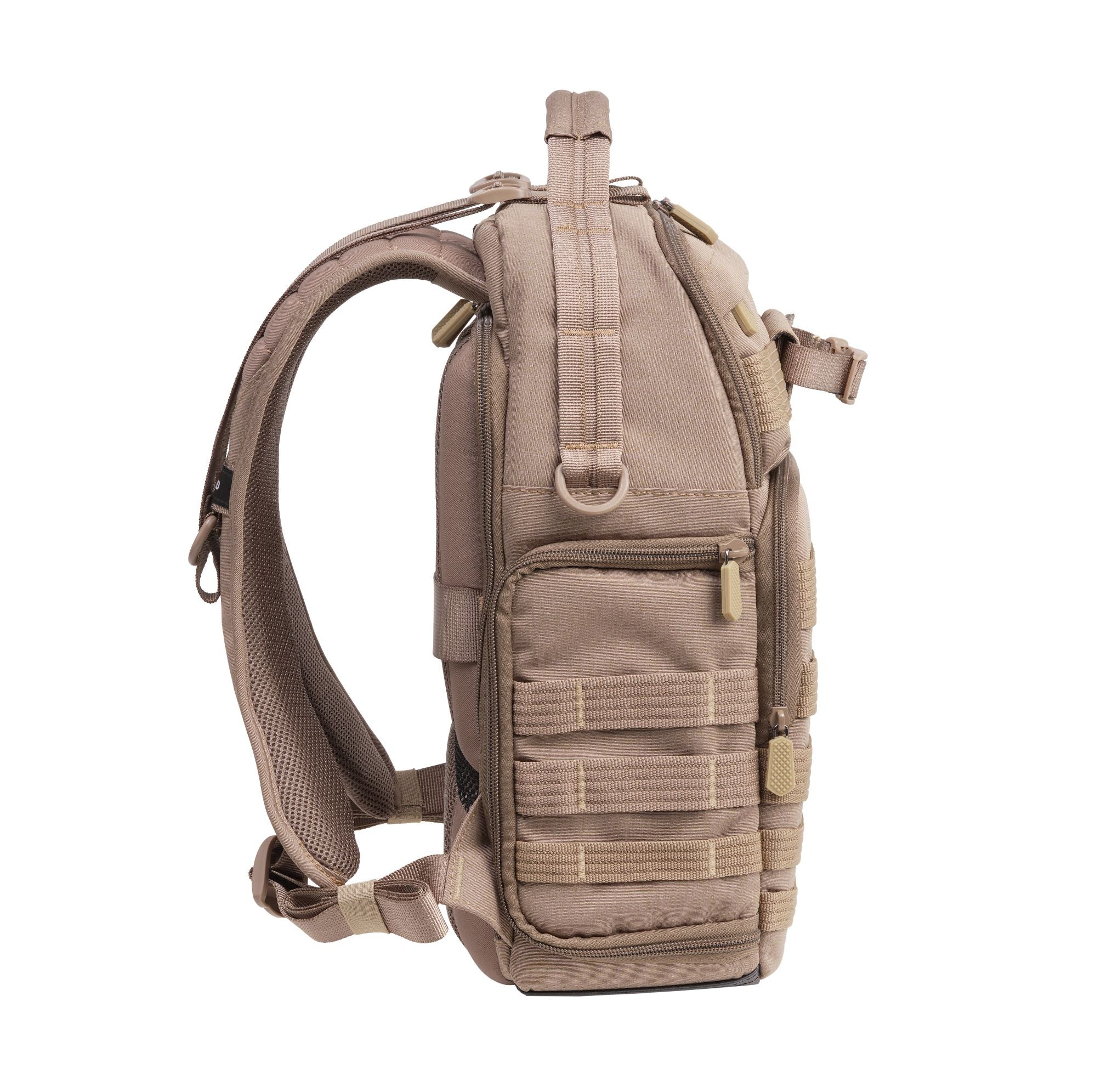 Ein beigefarbener Rucksack, Seitenansicht. Er hat mehrere Fächer, Gurte und einen Griff. Der Hintergrund ist weiß.