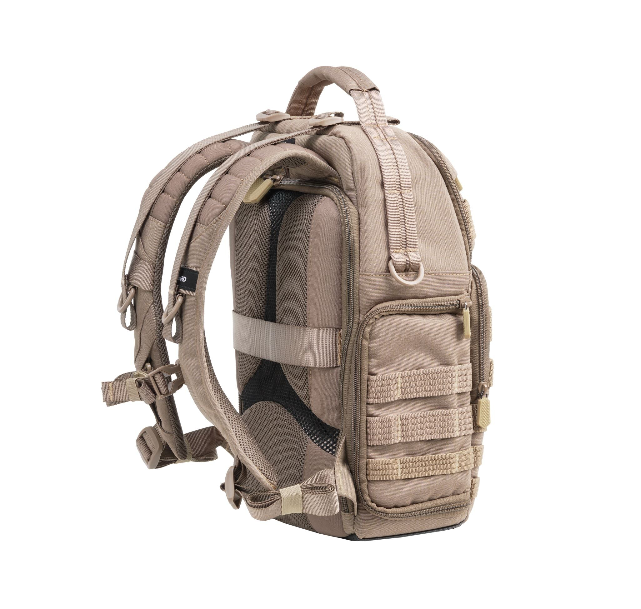 Ein beigefarbener Rucksack mit mehreren Fächern, Riemen und einem Griff. Er steht vor einem weißen Hintergrund, von der Seite betrachtet.