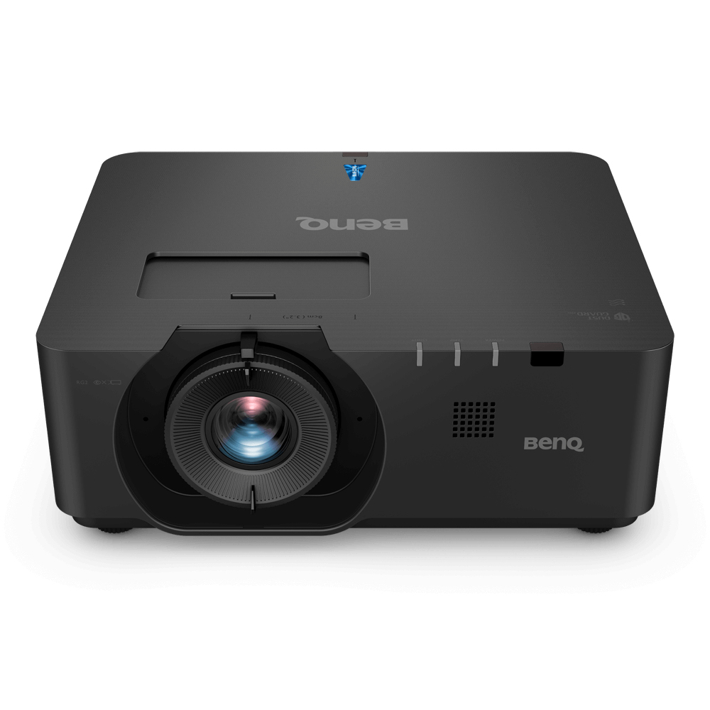 Un proiettore BenQ nero su una superficie bianca. Ha un obiettivo, prese d'aria e il logo BenQ.
