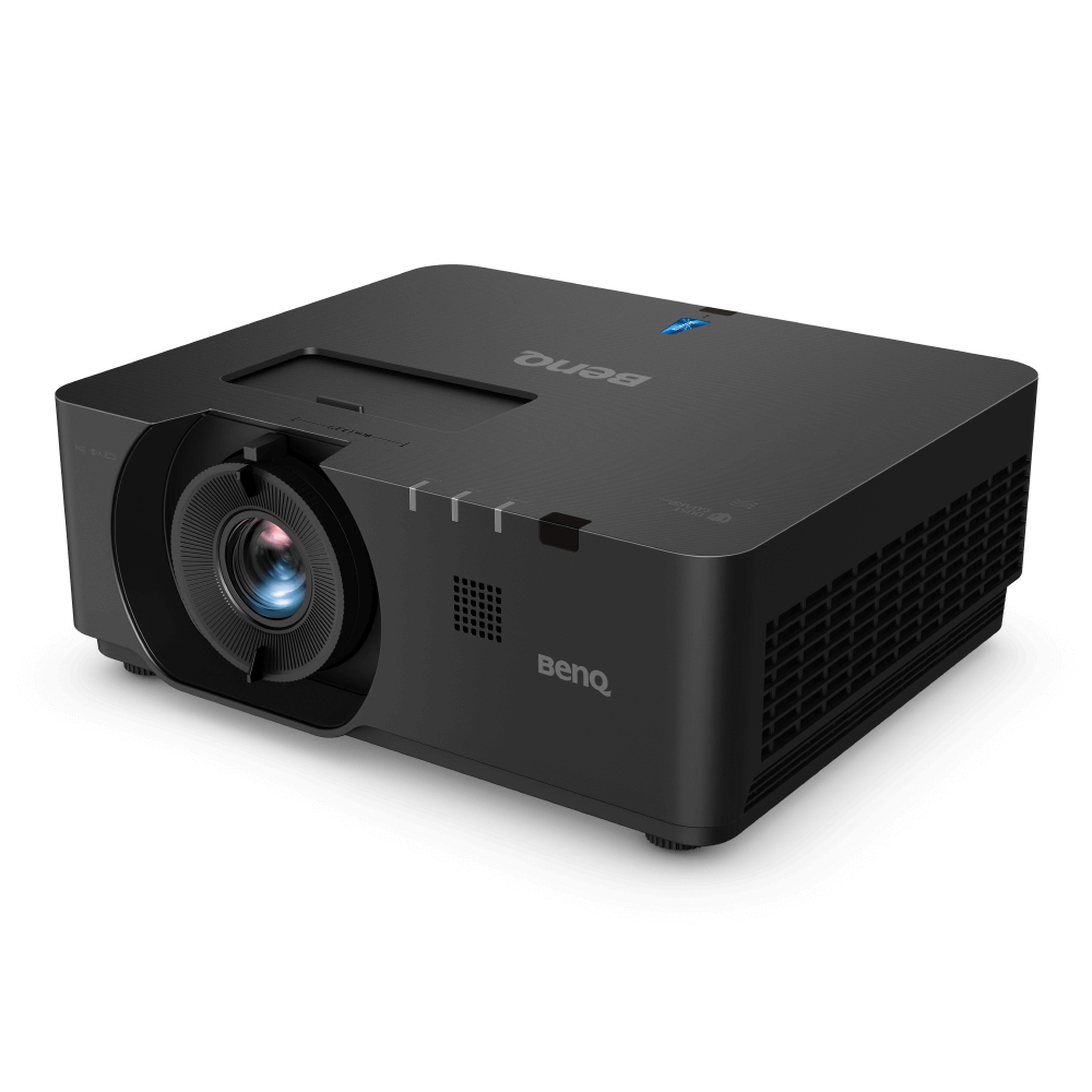 Un proiettore BenQ nero su una superficie bianca. Ha una lente, ventilazione e il logo BenQ. Il logo BenQ è sulla parte superiore.
