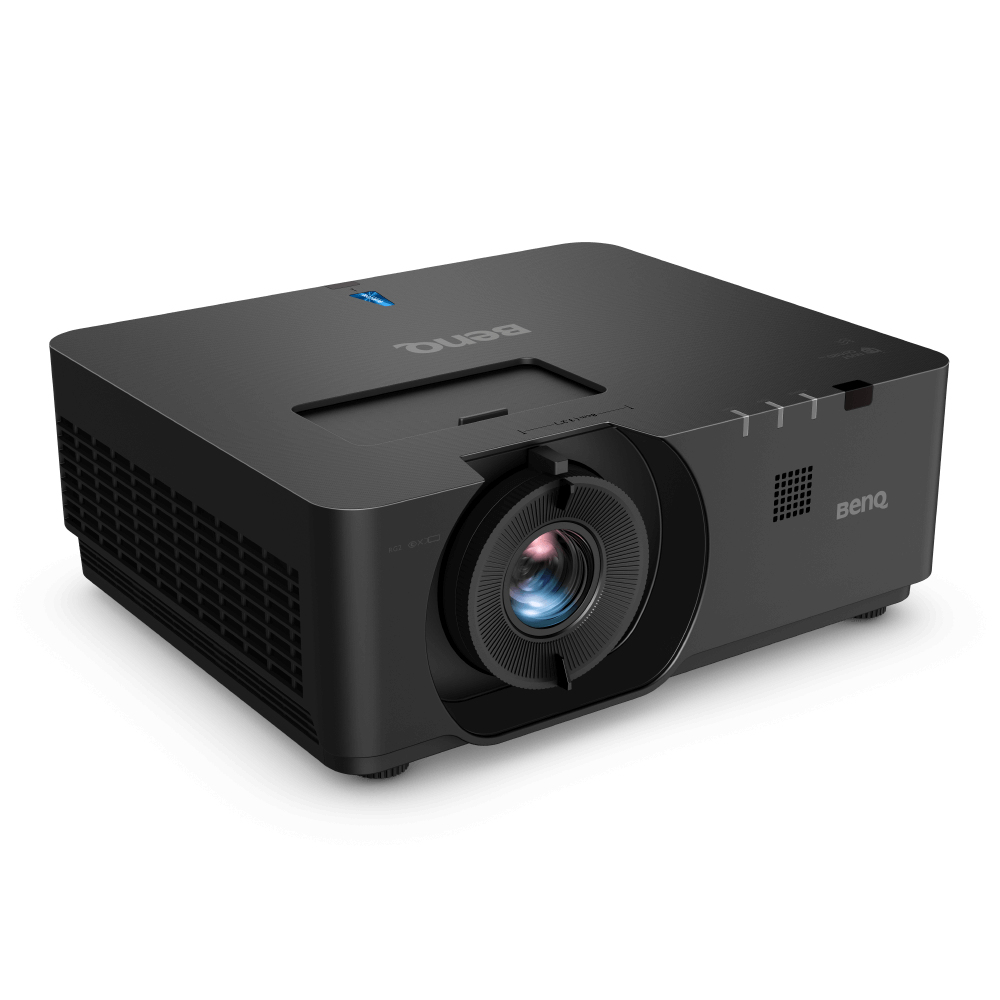 Un proiettore BenQ nero su una superficie bianca. Ha una lente, prese d'aria e il logo BenQ. La parte superiore è illuminata.