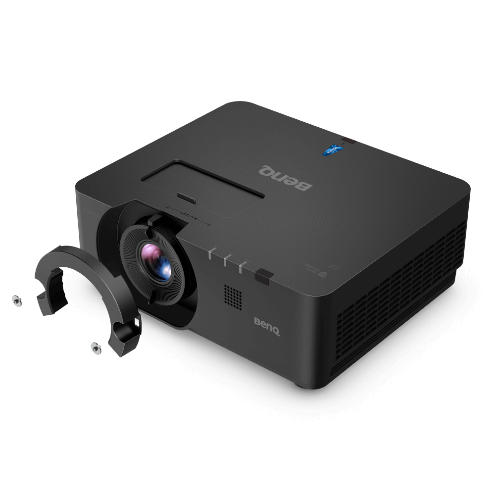 Un proiettore BenQ nero con copertura dell'obiettivo parzialmente rimossa, che mostra l'obiettivo. Viti e logo BenQ sono visibili.
