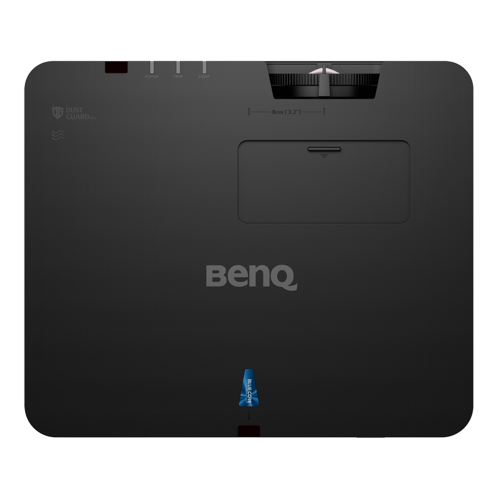 Un proiettore BenQ nero. Ha indicatori Dust Guard, alimentazione, temperatura e luce. L'etichetta Blue Core è presente. L'obiettivo è in alto.