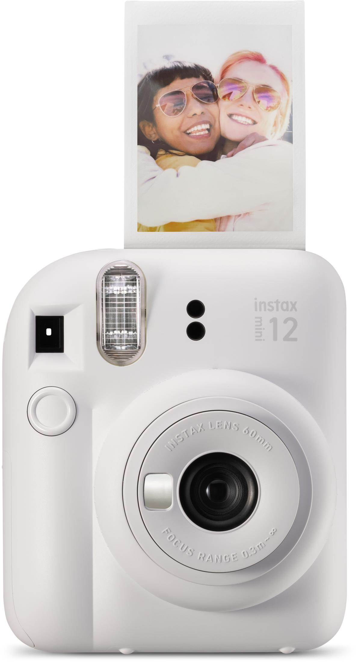 İki gülümseyen insanın fotoğrafıyla beyaz Instax Mini 12 kamera. Fotoğraf üstten çıkıyor.