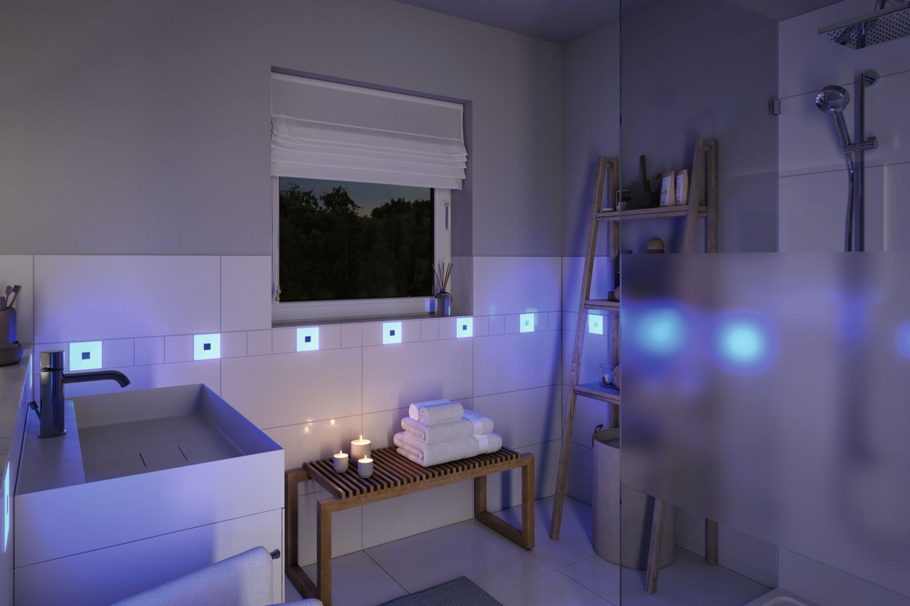 Modernes Badezimmer mit Waschbecken, Kerzen, Handtüchern und Dusche. Blaue Lichter und ein Fenster mit Bäumen.