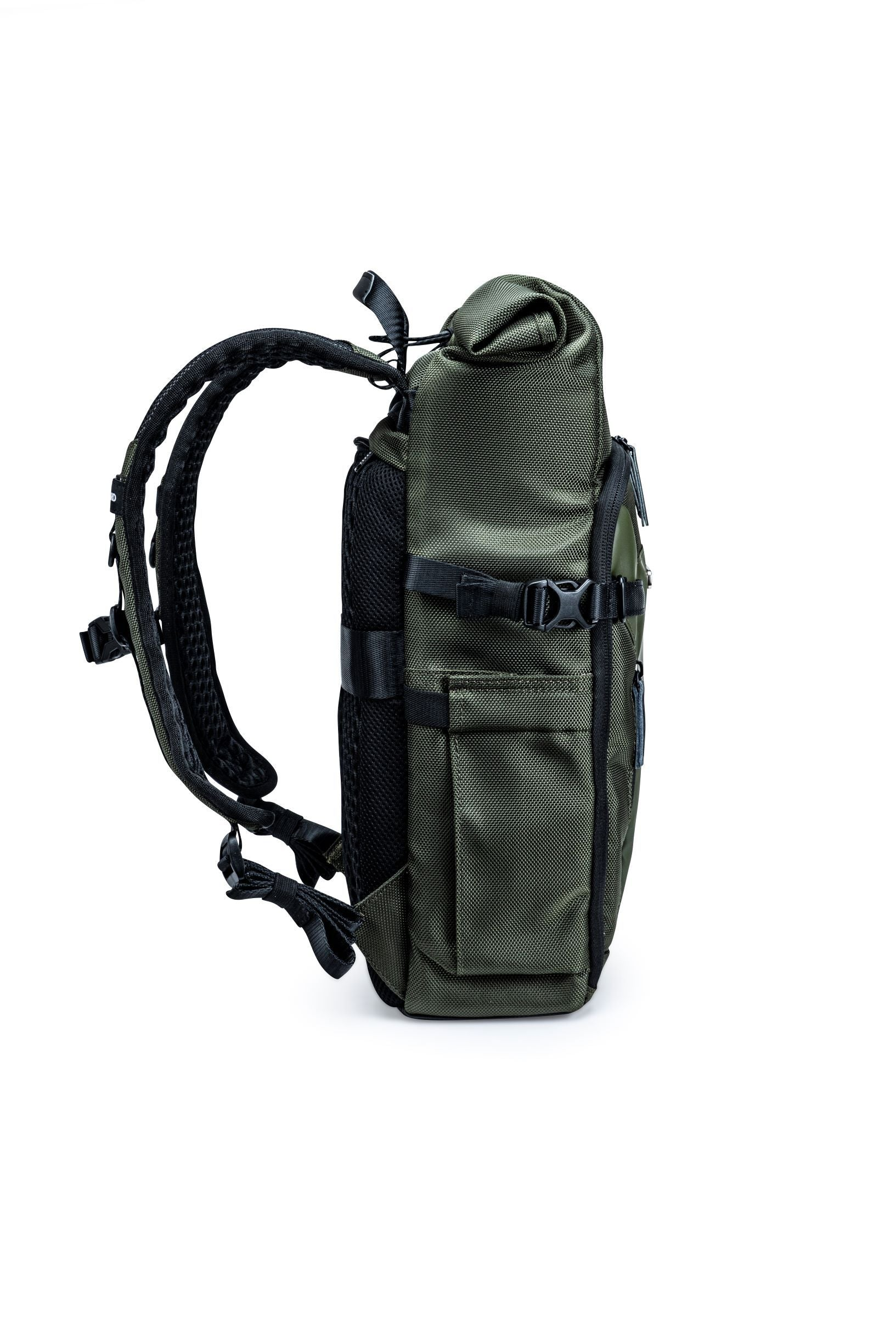 Grüner Rucksack auf weißem Hintergrund. Er hat schwarze Riemen und Schnallen.