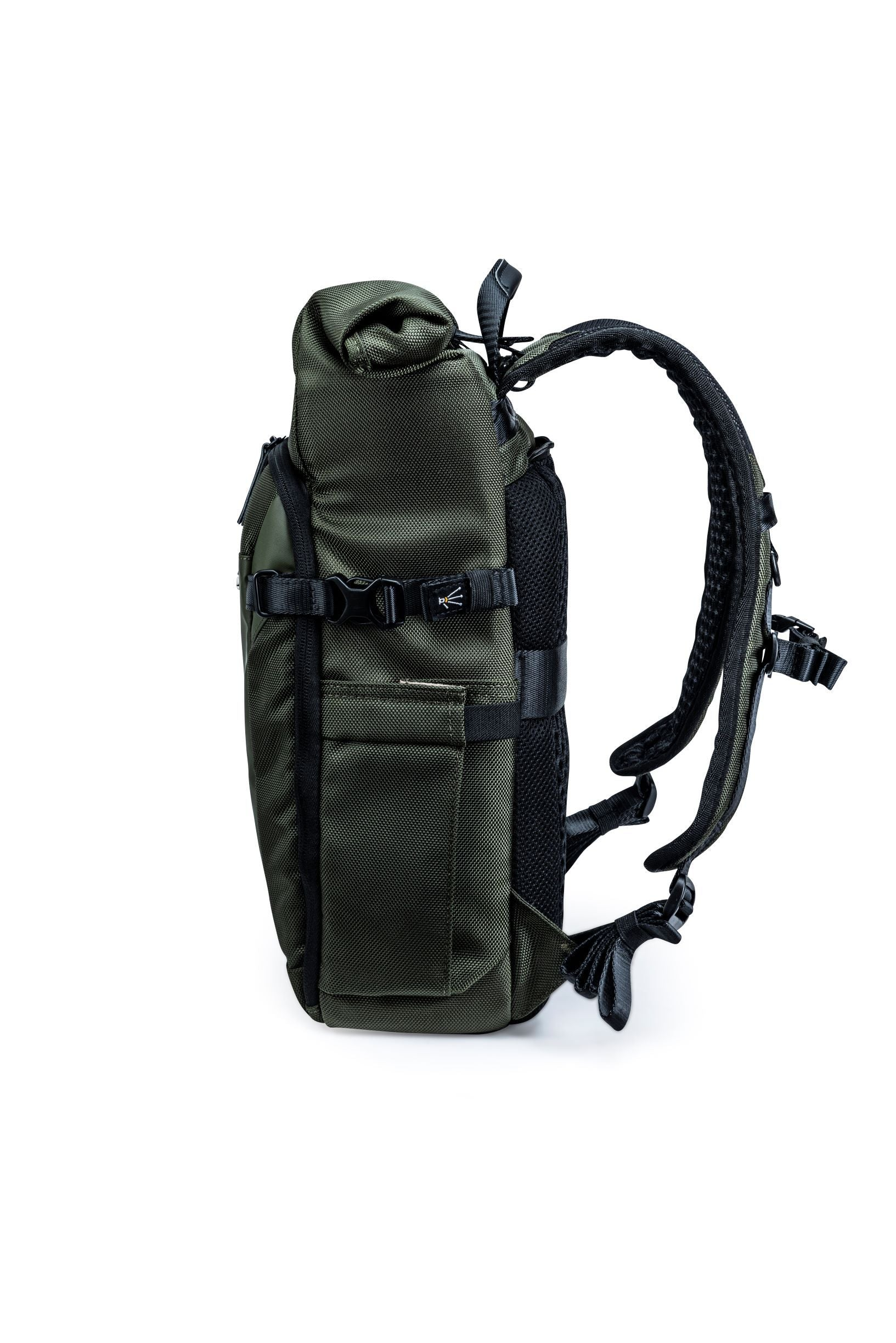 Grüner Rucksack, Seitenansicht, mit schwarzen Riemen und Details auf weißem Hintergrund. Er hat mehrere Fächer und Schnallen.