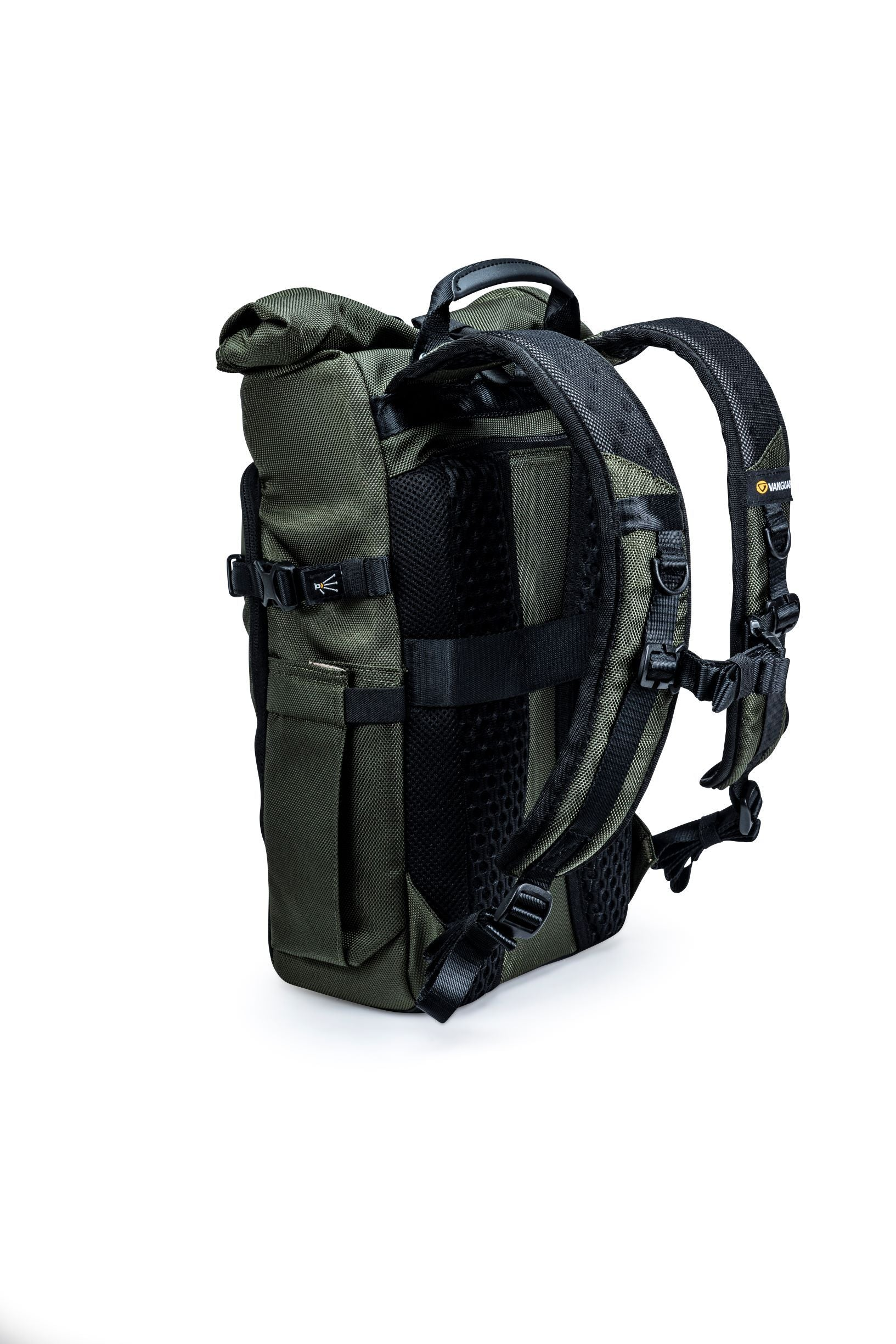 Grüner Rucksack mit schwarzen Riemen und Details auf weißem Grund. Das Vanguard-Logo ist sichtbar.