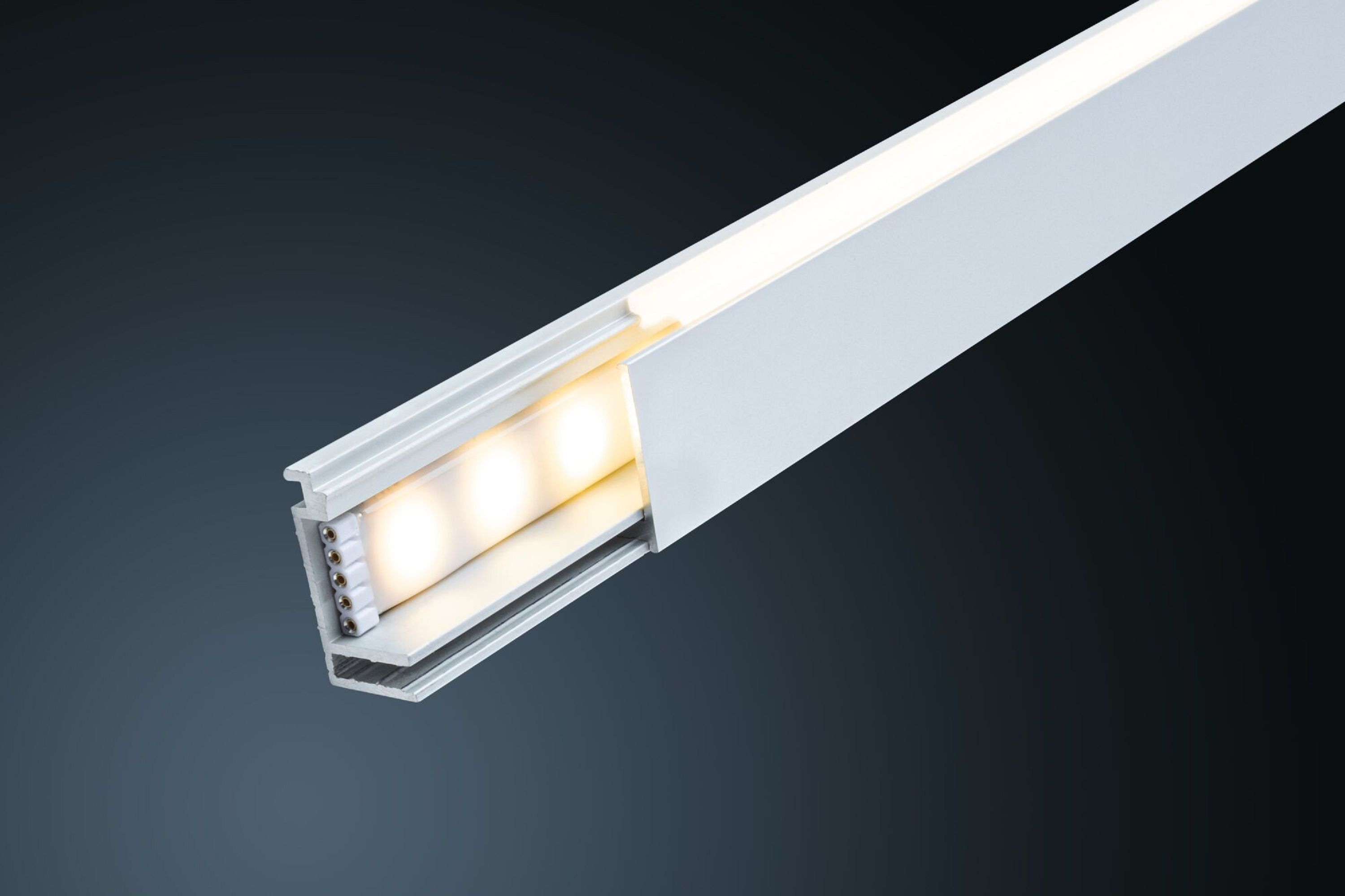 Ein weißes LED-Streifenlicht wird diagonal gezeigt. Das Licht ist an. Der Hintergrund ist ein dunkler Farbverlauf.