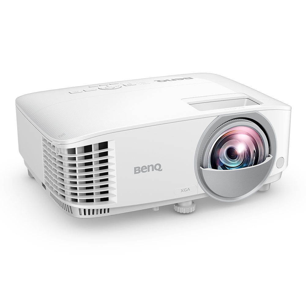 Ein weißer BenQ XGA-Projektor. Er hat eine Linse, Lüftungsschlitze und Steuertasten. Die Linse hat eine rosa Reflexion.