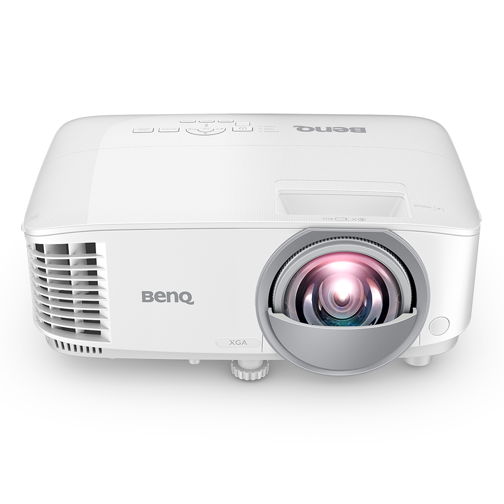 Ein weißer BenQ-Projektor auf weißem Hintergrund. Er hat eine Linse, Knöpfe und den Markennamen.