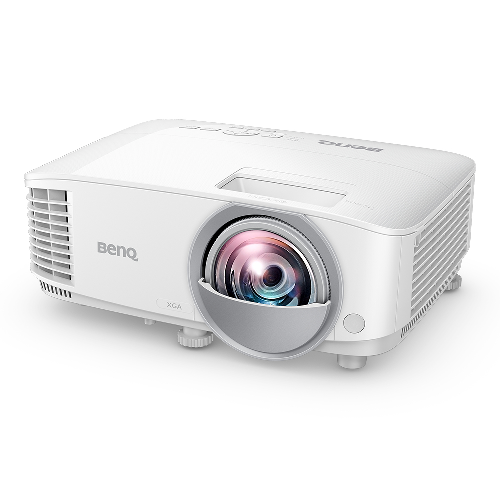 Ein weißer BenQ XGA-Projektor. Er hat ein Objektiv, Lüftungsschlitze und Bedienelemente. Der Hintergrund ist weiß.