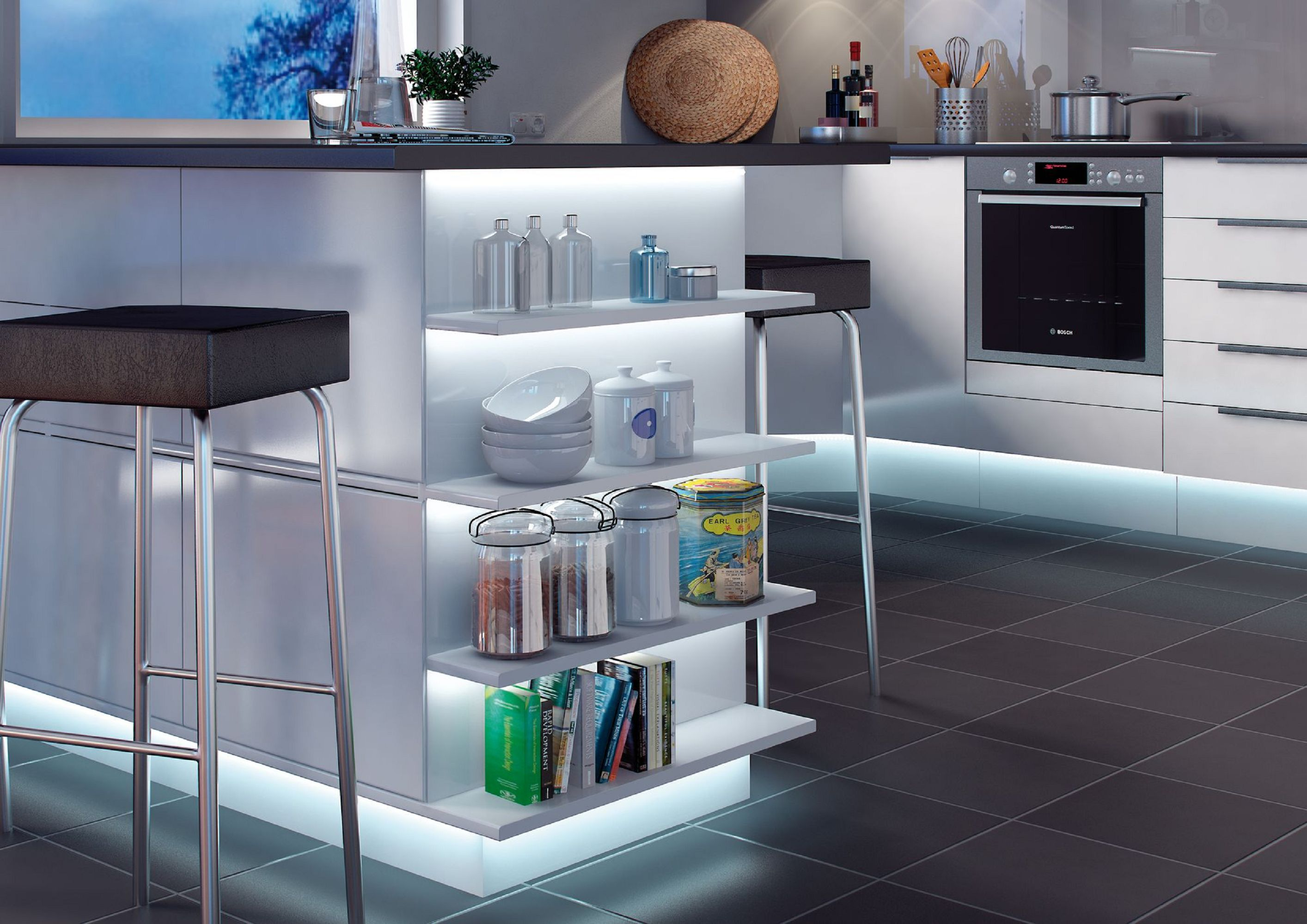 Moderne Küche mit schwarzem Hocker, Regalen mit Gläsern, Büchern und einem Einbaubackofen. Der Boden ist gefliest.