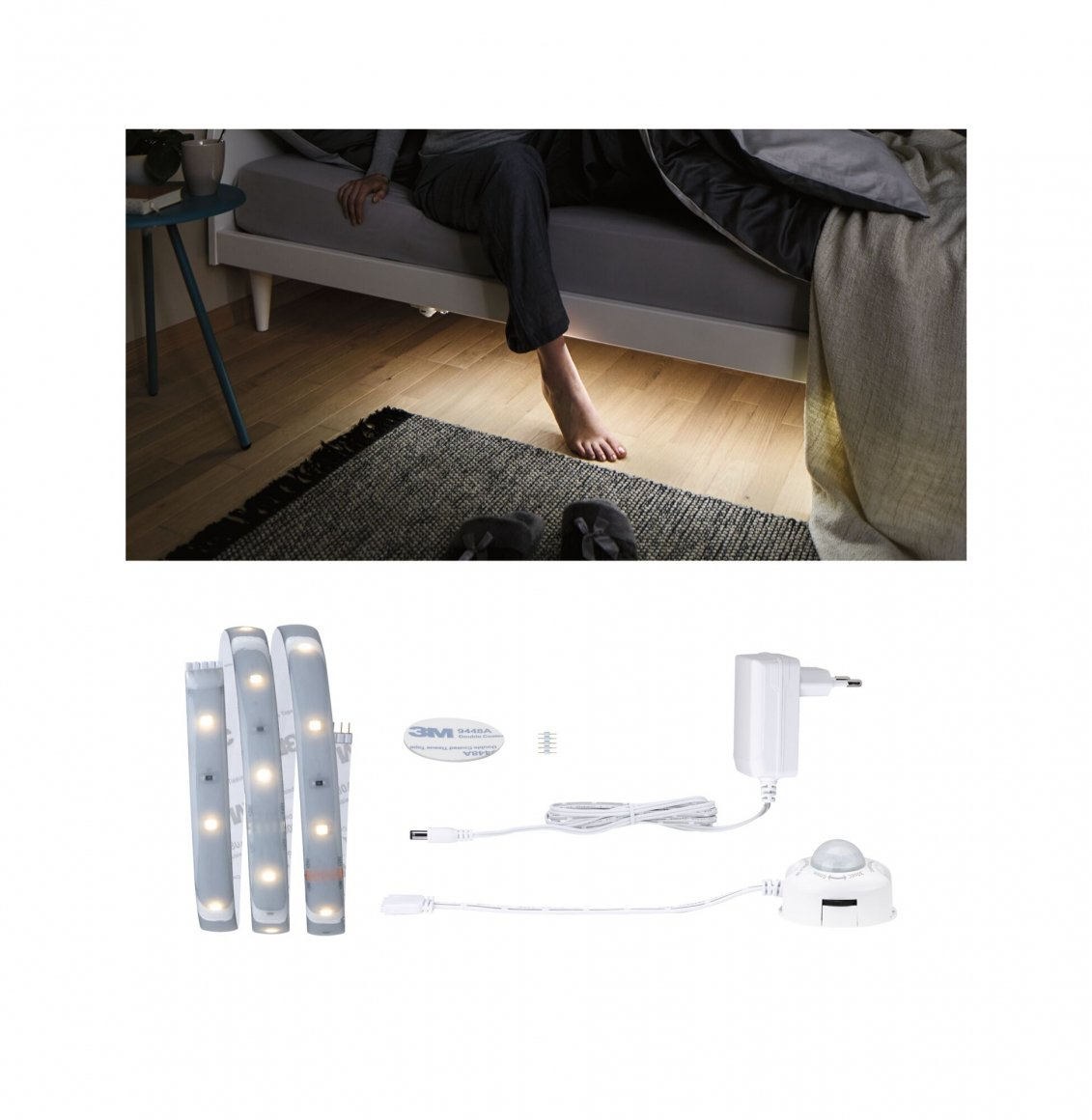 Person sitzt auf dem Bett, Fuß auf dem Boden, in der Nähe eines Teppichs. Unten sind LED-Streifen, ein Netzteil und ein Bewegungssensor.