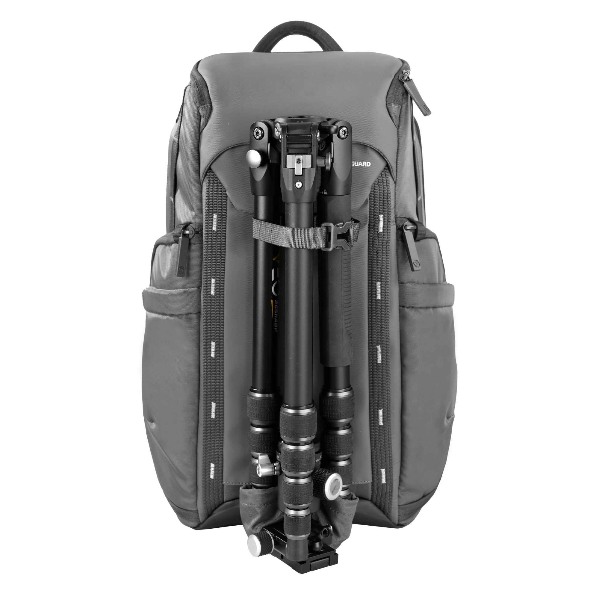 Ein grauer Rucksack mit einem schwarzen Stativ. Das Stativ ist mit einem Gurt befestigt. Reißverschlüsse und Taschen sind sichtbar.