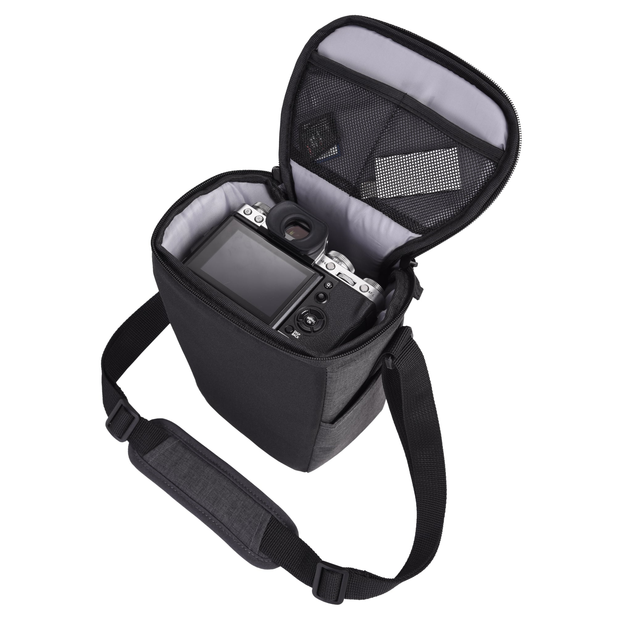 Bolsa de cámara negra con la parte superior abierta, que contiene una cámara. La bolsa tiene una correa para el hombro. El fondo es blanco.