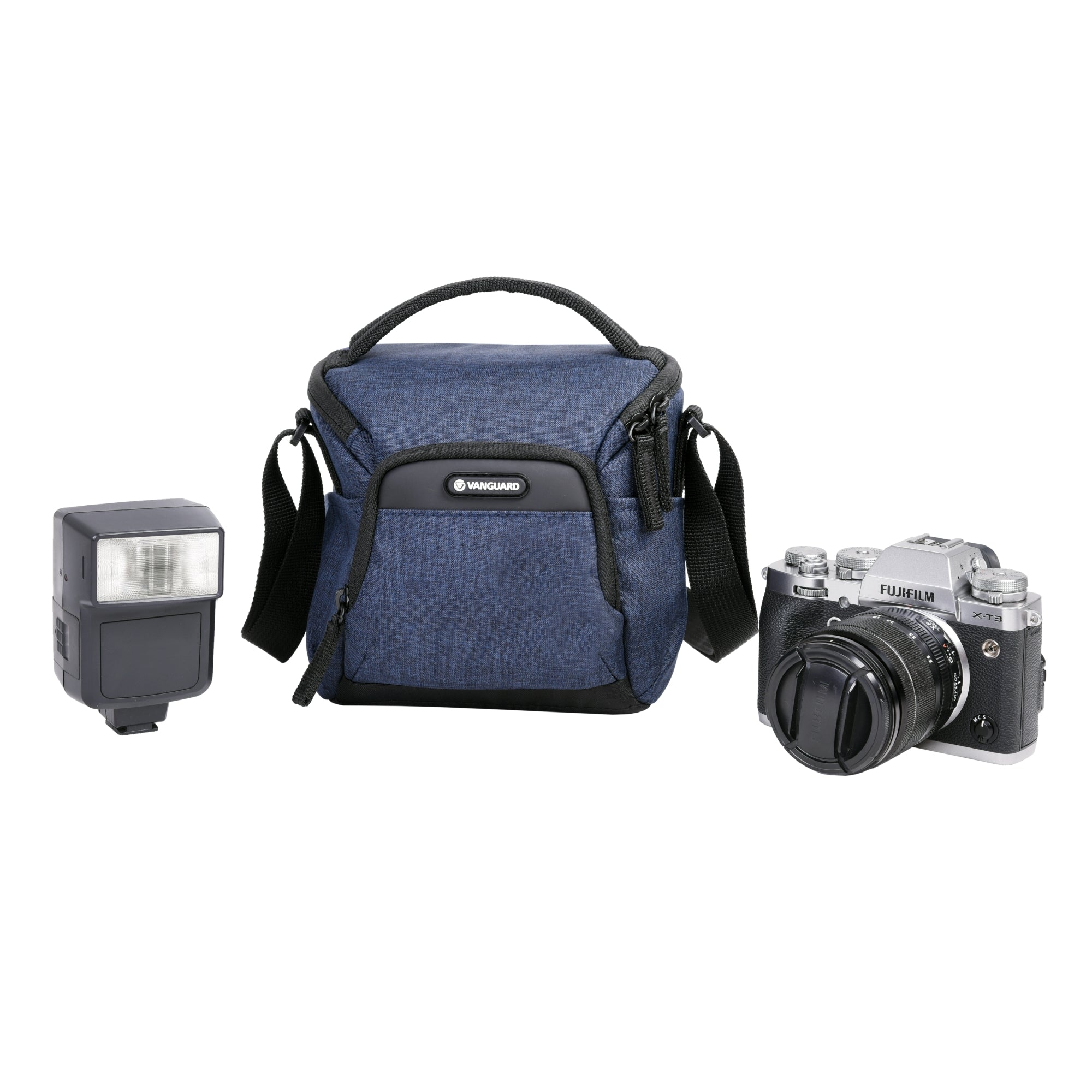 Una bolsa de cámara, un flash y una cámara Fujifilm X-T3 sobre un fondo blanco.