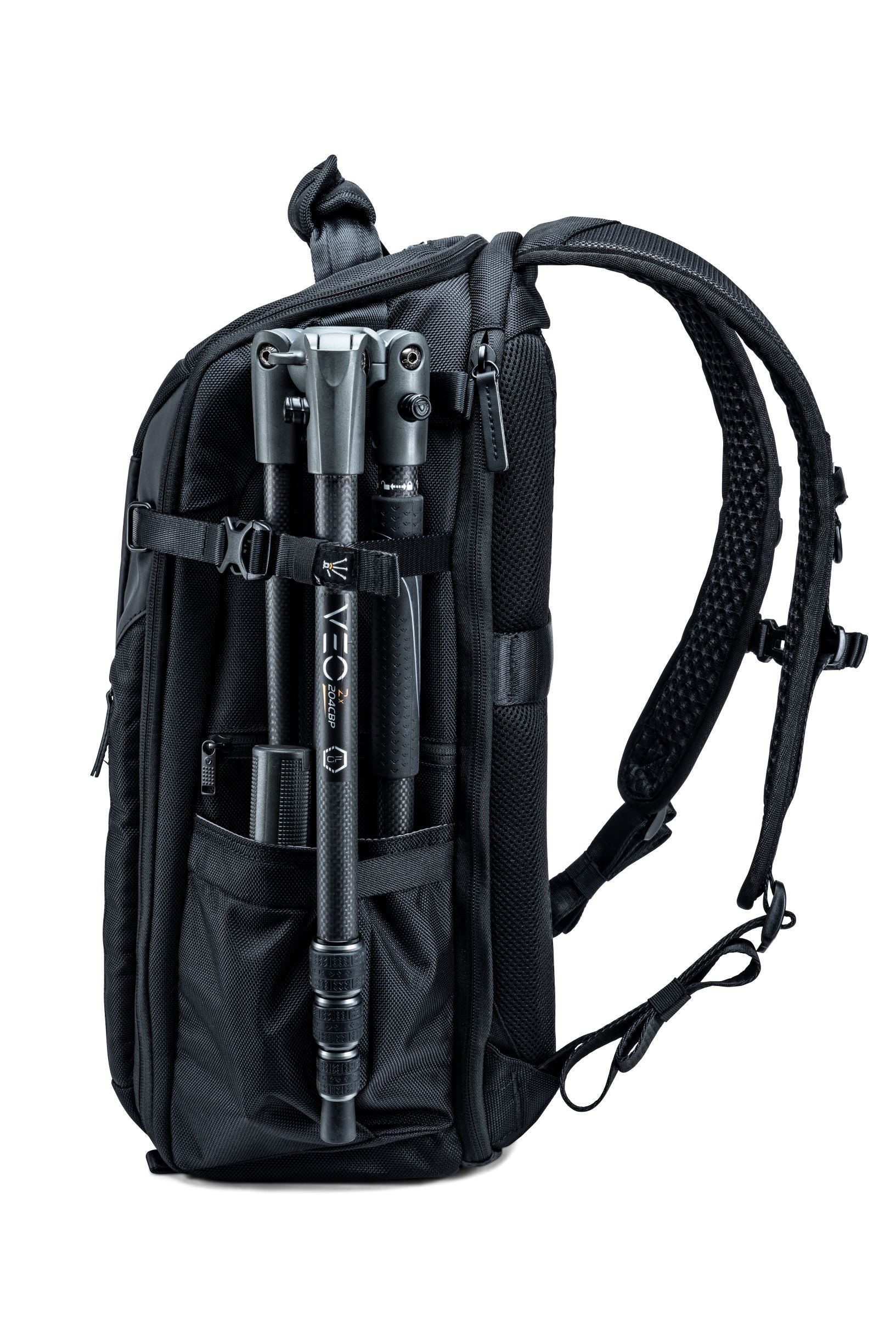 Schwarzer Rucksack mit Stativ. Das Stativ ist grau und schwarz. Der Hintergrund ist weiß.