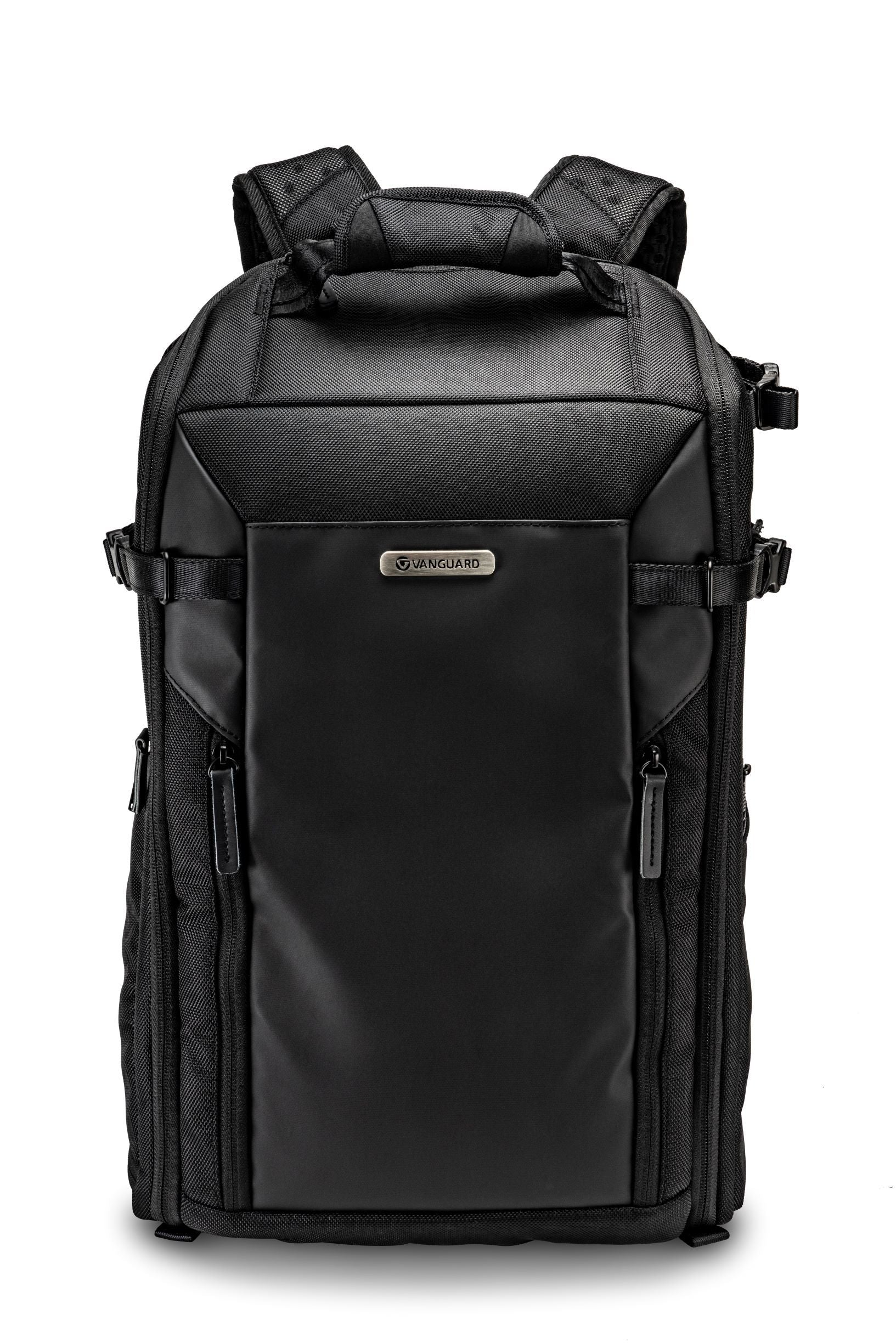 Schwarzer Vanguard-Kamera-Rucksack. Er hat mehrere Fächer, Reißverschlüsse und Gurte. Der Hintergrund ist weiß.