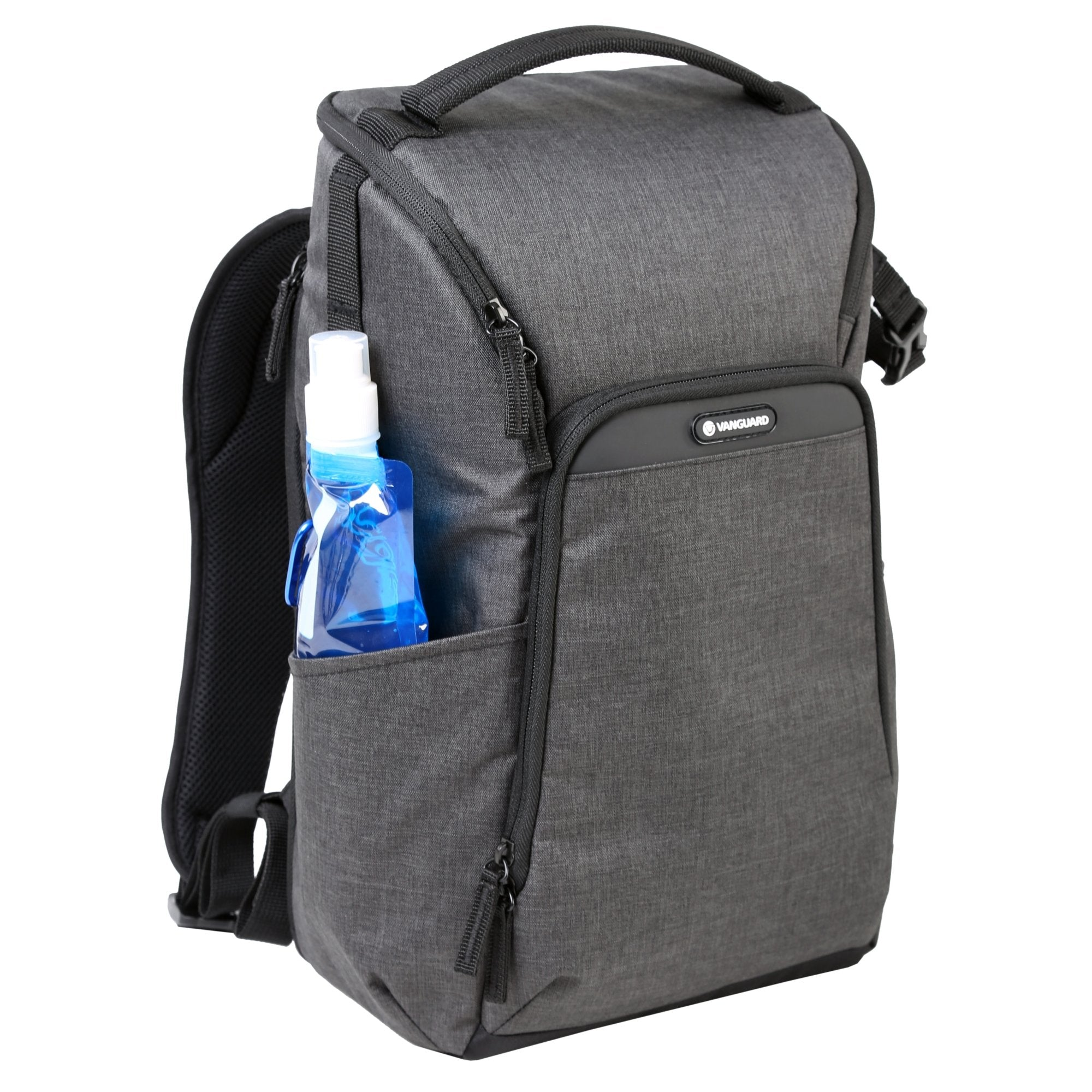 Mochila gris con una botella de agua azul en el bolsillo lateral, correas negras y logotipo de Vanguard.