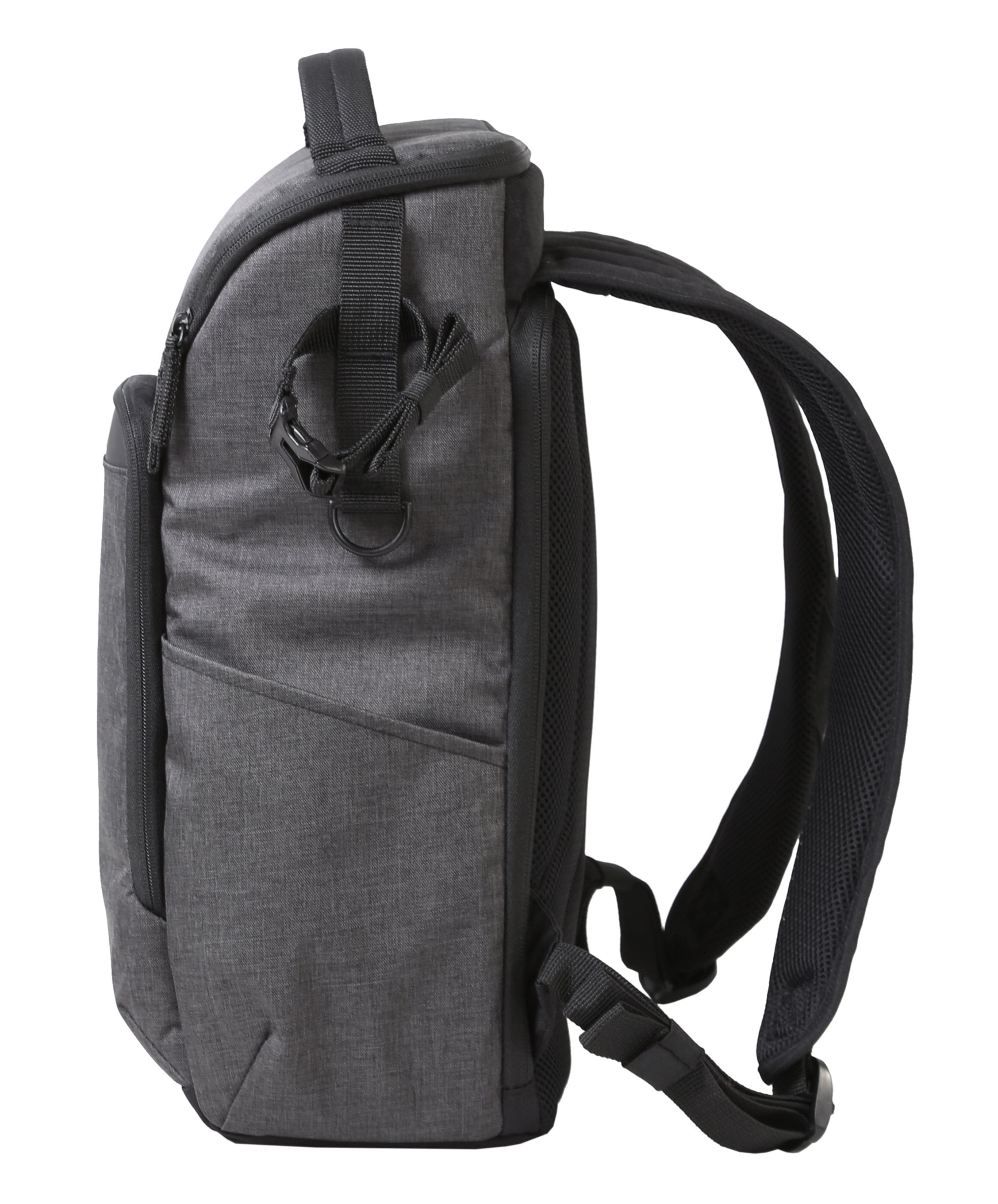 Una mochila gris con correas y detalles negros se muestra de lado, sobre un fondo blanco.