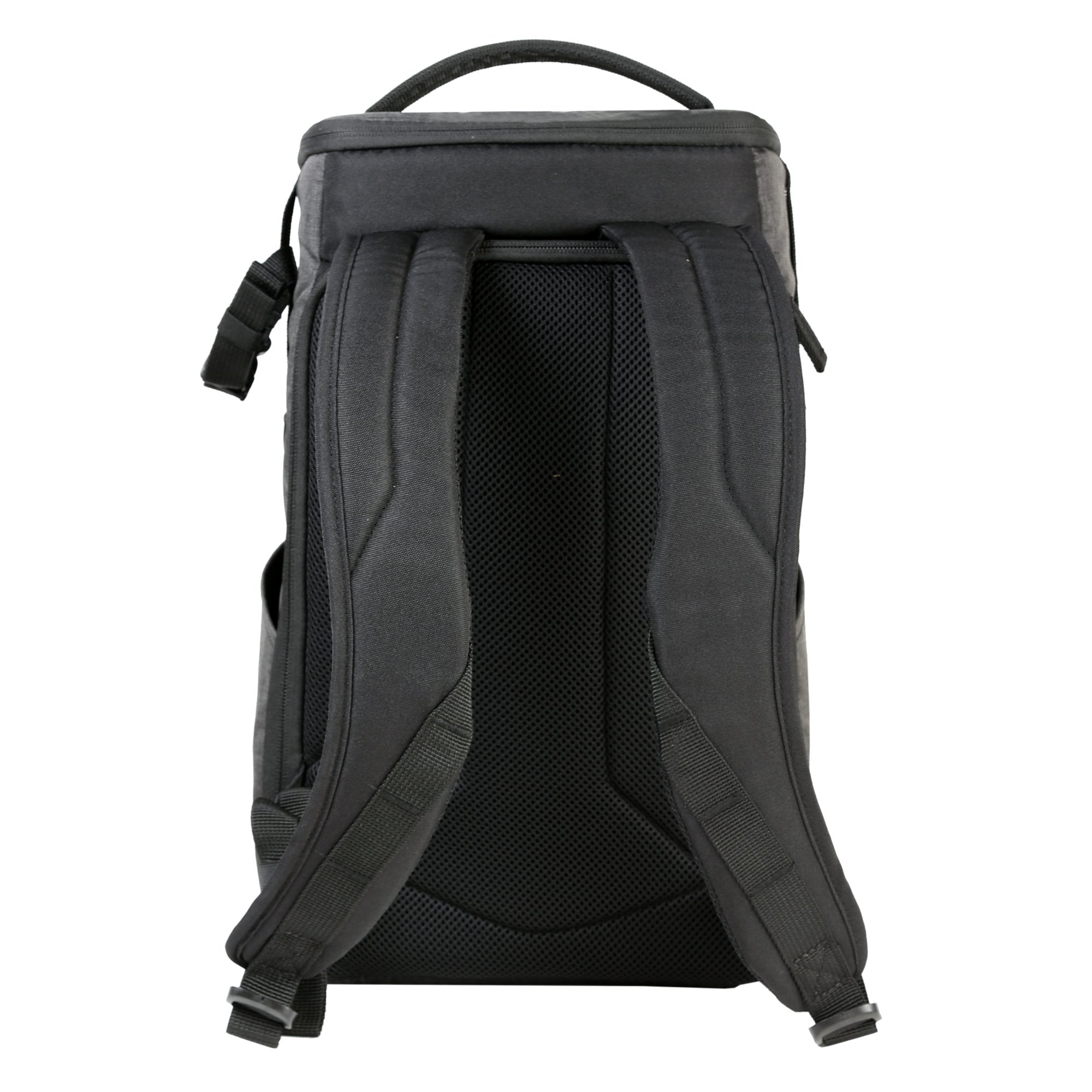 Mochila negra, vista trasera. Cuenta con correas acolchadas, panel trasero de malla, asa superior y múltiples correas ajustables.