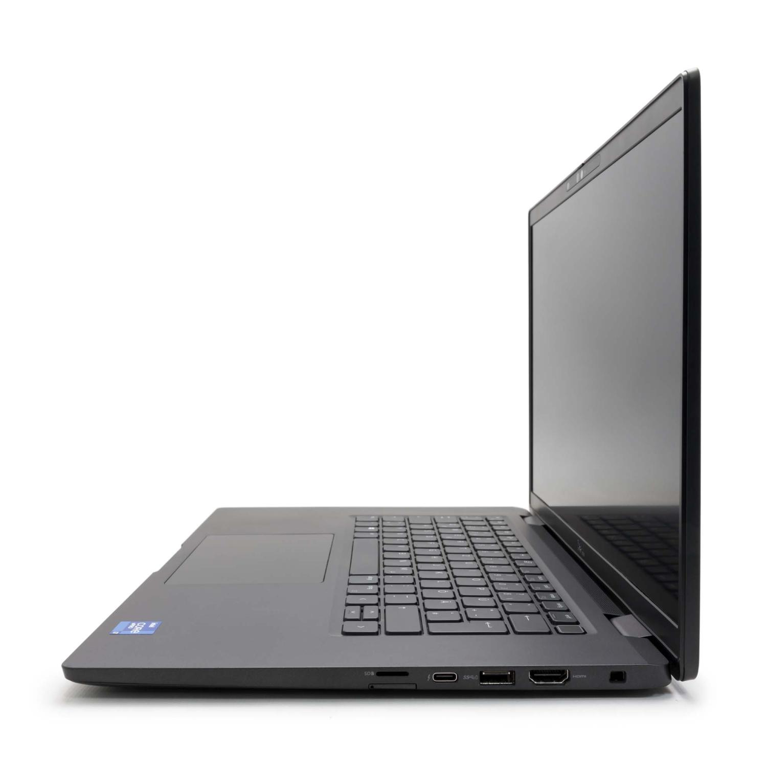 Seitenansicht eines schwarzen Laptops auf weißem Hintergrund. Der Bildschirm ist geöffnet. Tastatur, Touchpad und Anschlüsse sind sichtbar.