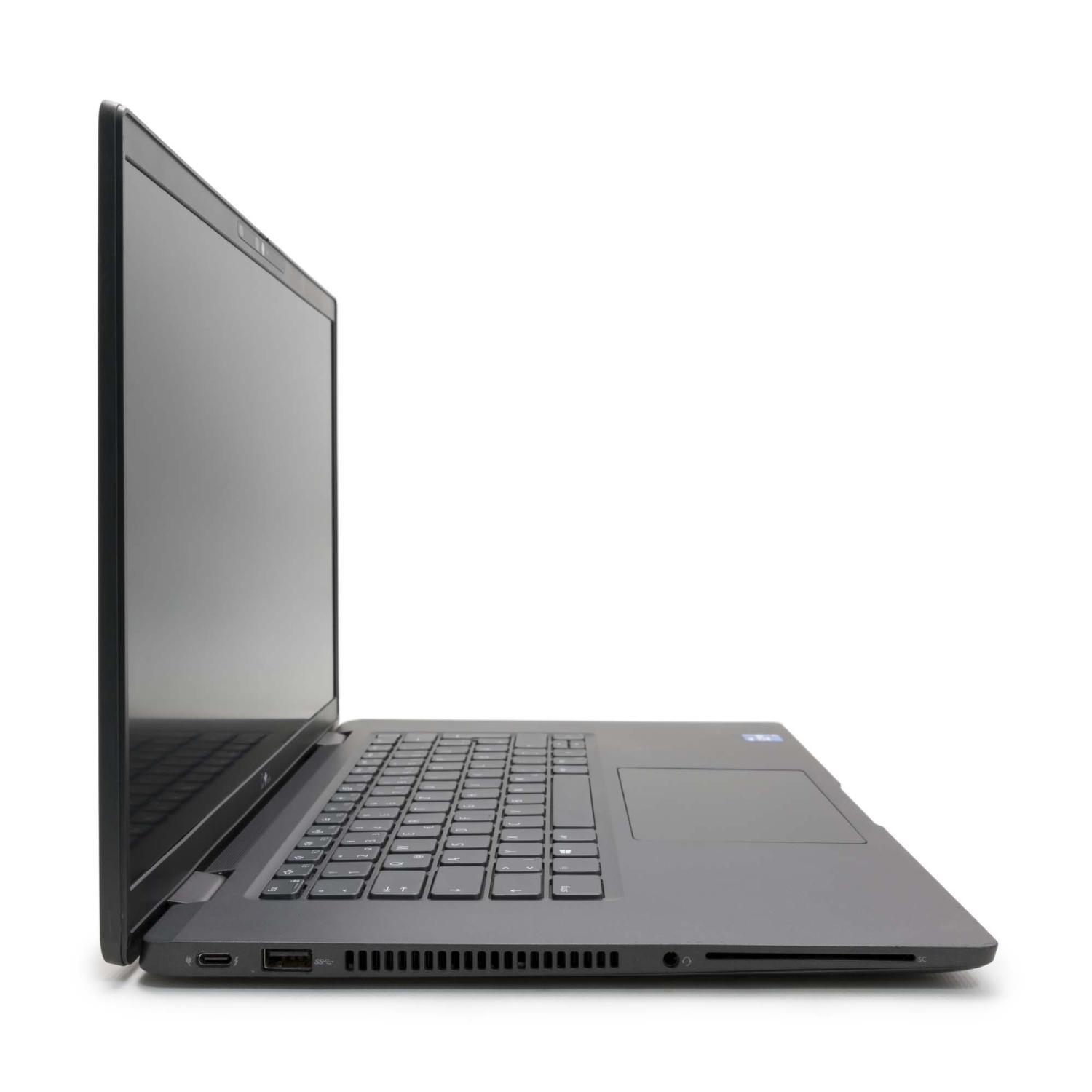 Ein grauer Laptop ist auf einer weißen Oberfläche geöffnet. Der Bildschirm ist schwarz und abgewinkelt. Die Tastatur ist sichtbar. Der Hintergrund ist weiß.