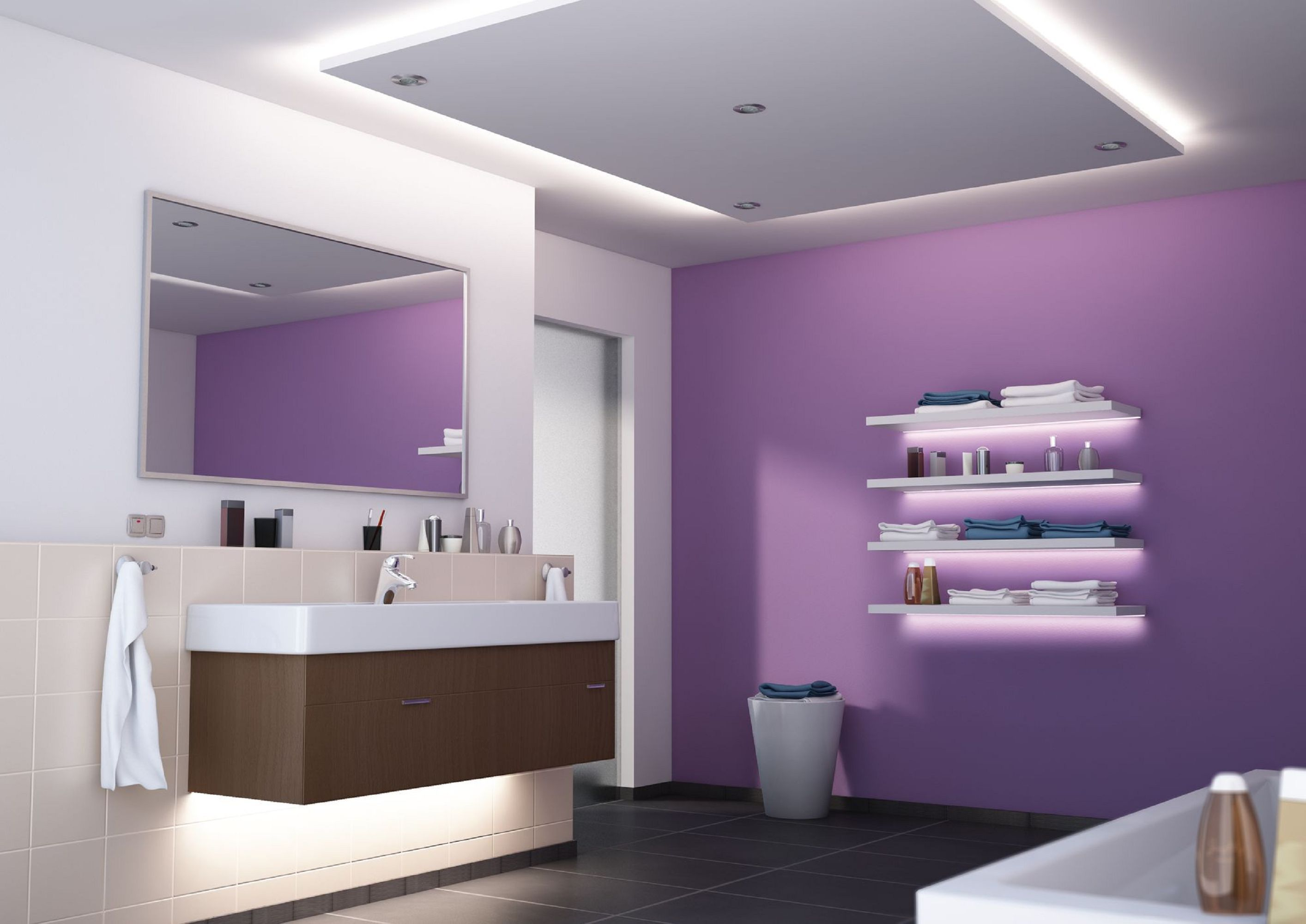 Bagno moderno con parete viola, specchio, lavandino e mensole con asciugamani e bottiglie. Luci a soffitto.