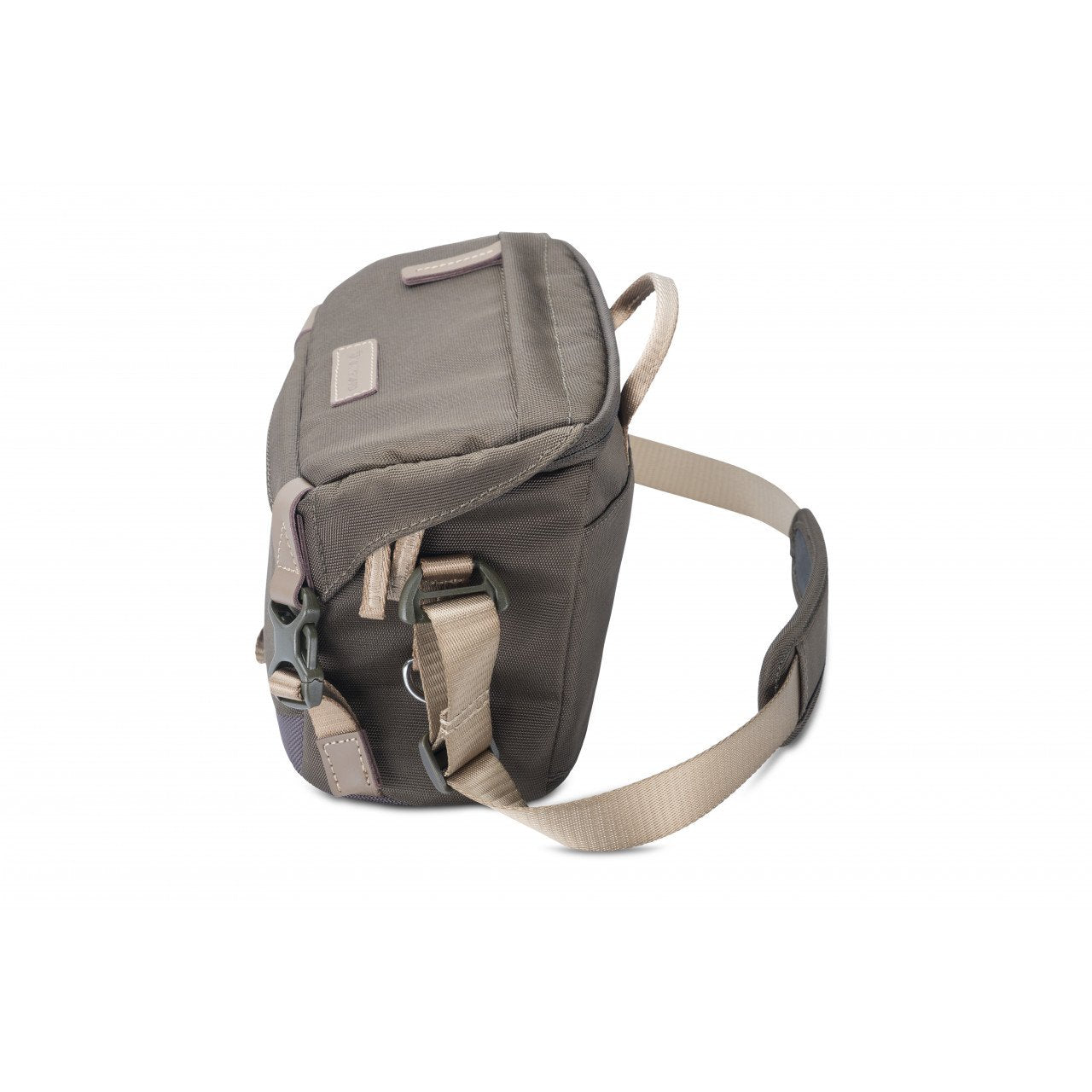 Una bolsa de cámara verde oliva con correas y detalles beige, sobre una superficie blanca, vista de lado.