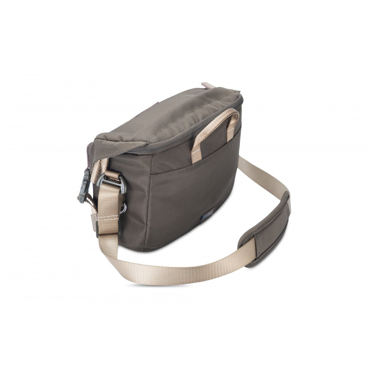 Una bolsa de cámara marrón con una correa para el hombro sobre un fondo blanco. La bolsa tiene detalles beige y un clip de plástico.