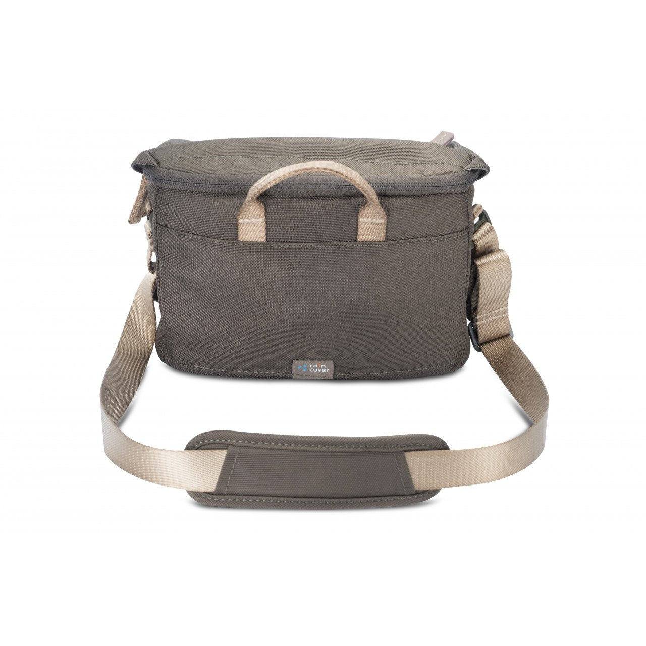 Una bolsa de cámara verde oliva con correa y asa beige. La bolsa tiene un bolsillo frontal y un logotipo. El fondo es blanco.