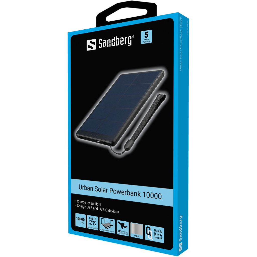 Eine blau-schwarze Sandberg Urban Solar Powerbank 10000 Box. Sie verfügt über ein Solarpanel und eine Handschlaufe. Text beinhaltet Eigenschaften.