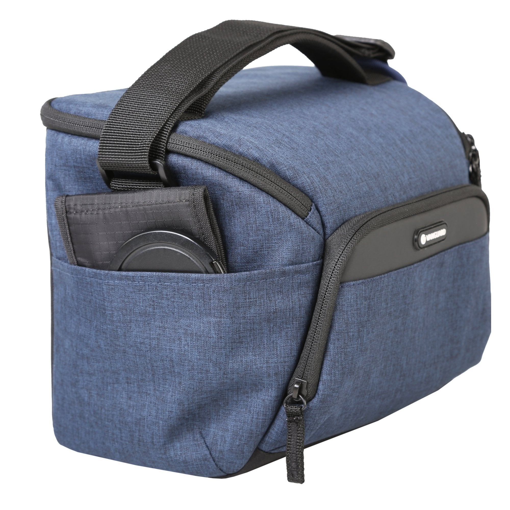 Bolsa de cámara azul con correa y detalles negros. Una tapa de lente visible en un bolsillo.