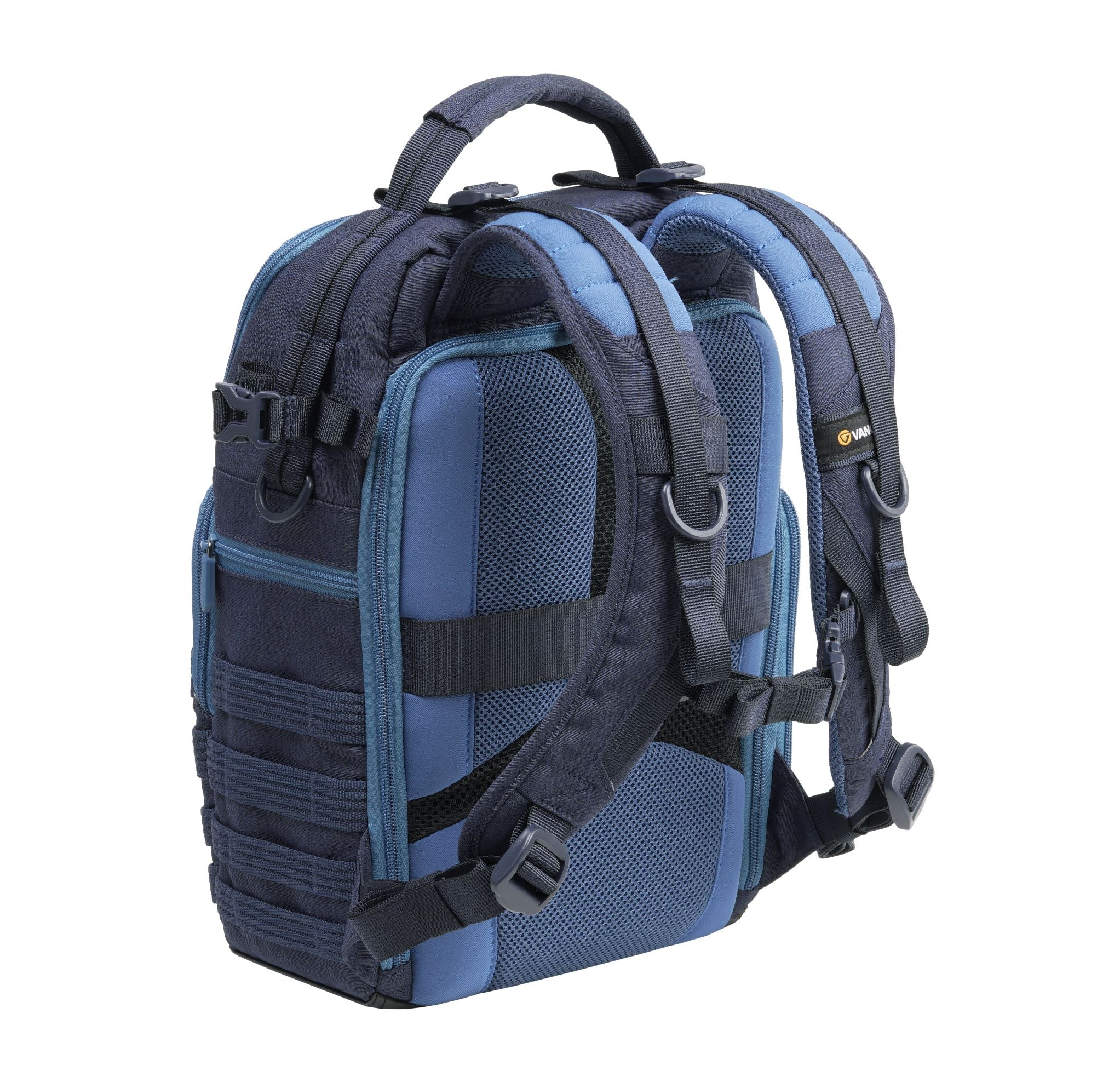 Ein blauer und marinefarbener Rucksack mit mehreren Riemen, Reißverschlüssen und einem Griff, vor weißem Hintergrund.