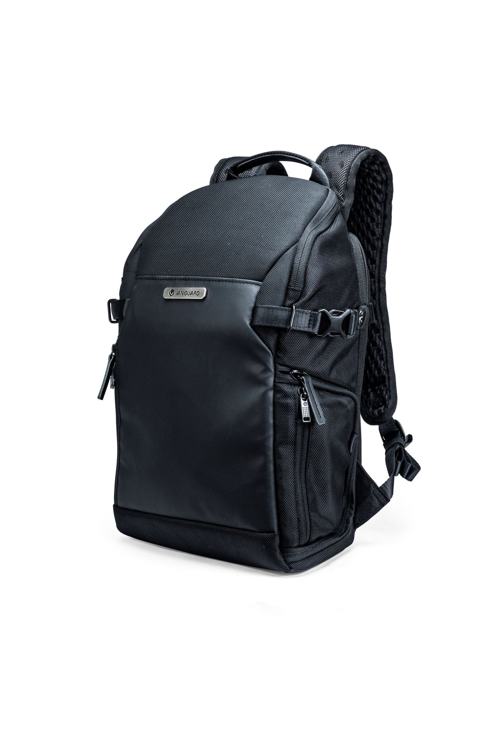 Mochila negra sobre fondo blanco. Características: asa superior, bolsillos con cremallera y correas ajustables.