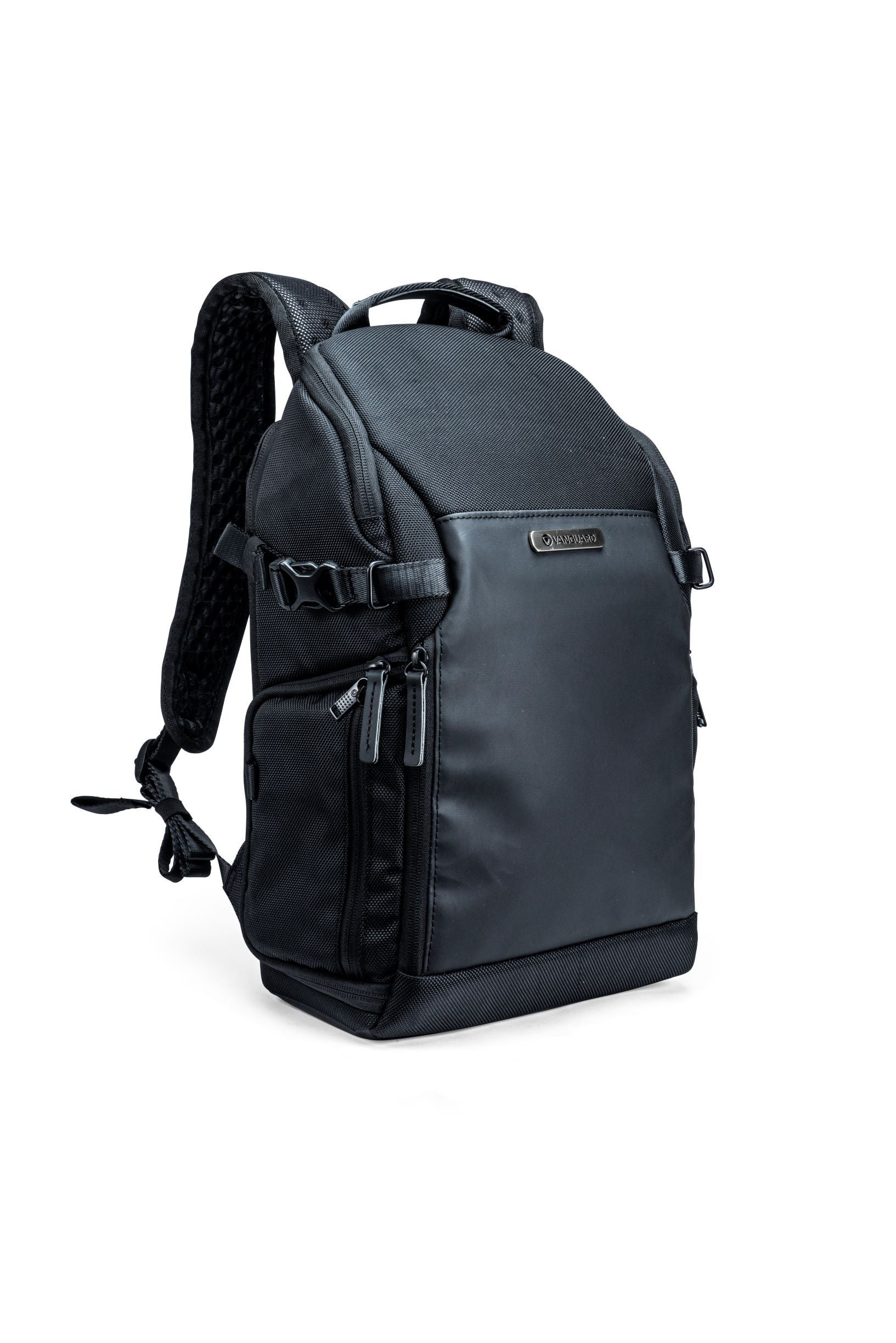 Una mochila negra con múltiples compartimentos y correas sobre un fondo blanco.