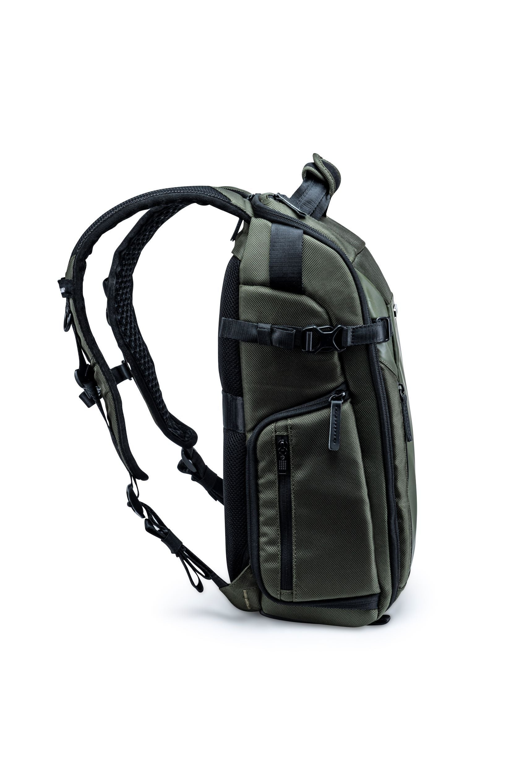 Ein olivgrüner Rucksack auf weißem Hintergrund. Er hat schwarze Gurte, Reißverschlüsse und einen Griff. Das Design ist modern.