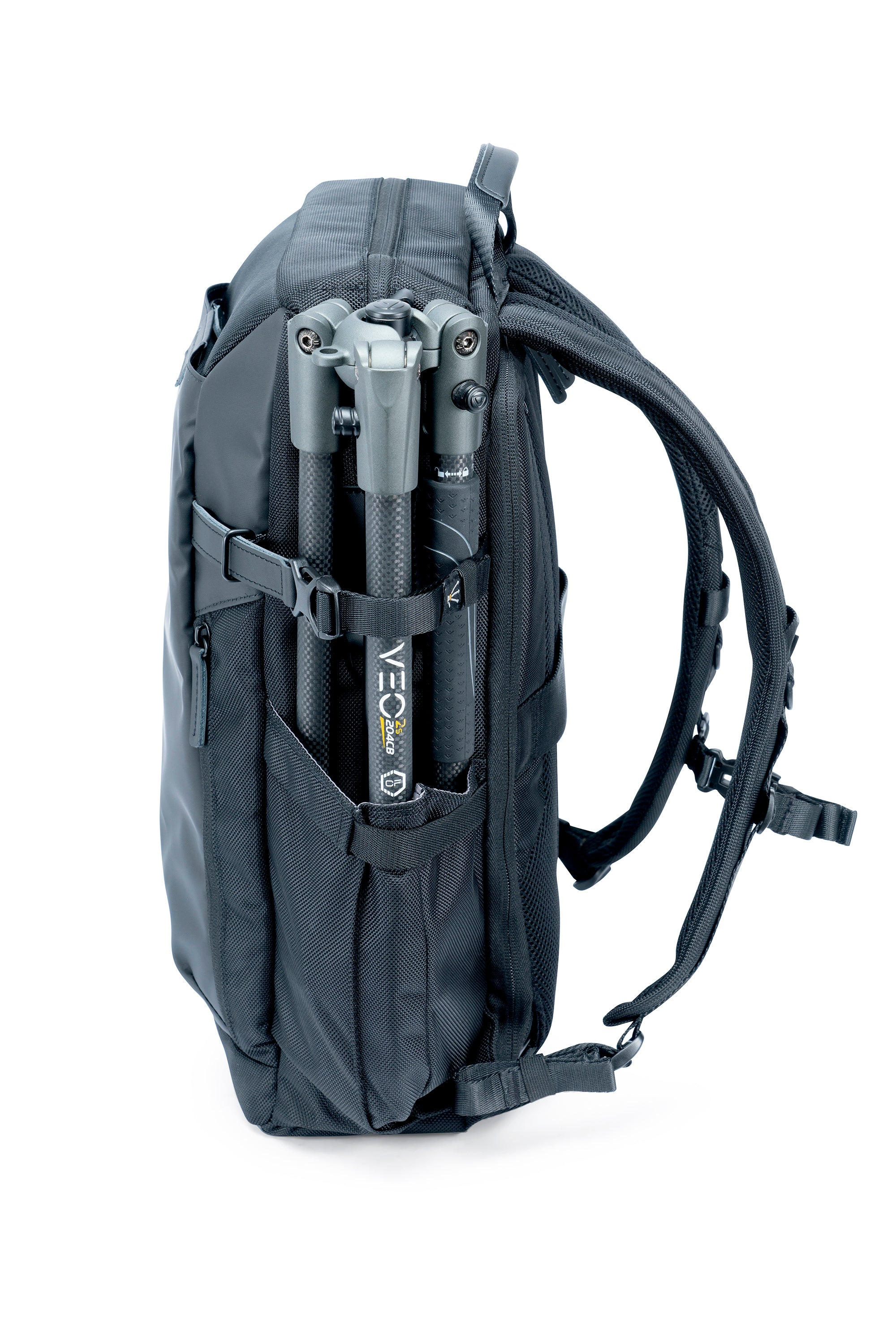 Ein schwarzer Rucksack mit einem Stativ befestigt. Das Stativ ist grau und schwarz. Der Hintergrund ist weiß.