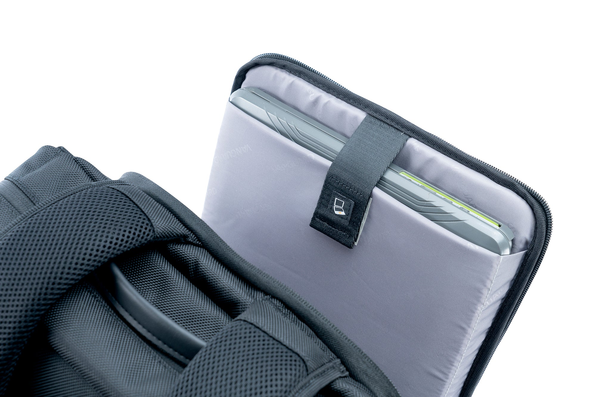 Laptop in einem Rucksack. Graue Laptoptasche in einem schwarzen Rucksack mit grauem Innenraum. Der Rucksack befindet sich auf weißem Hintergrund.