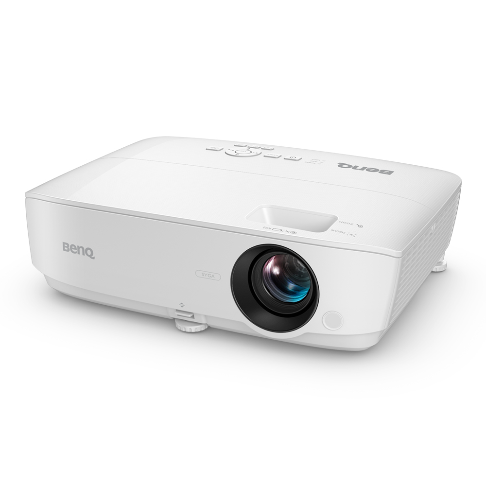 Un proiettore BenQ bianco su una superficie bianca. Ha un obiettivo, pulsanti di controllo e il logo BenQ. Lo sfondo è bianco.