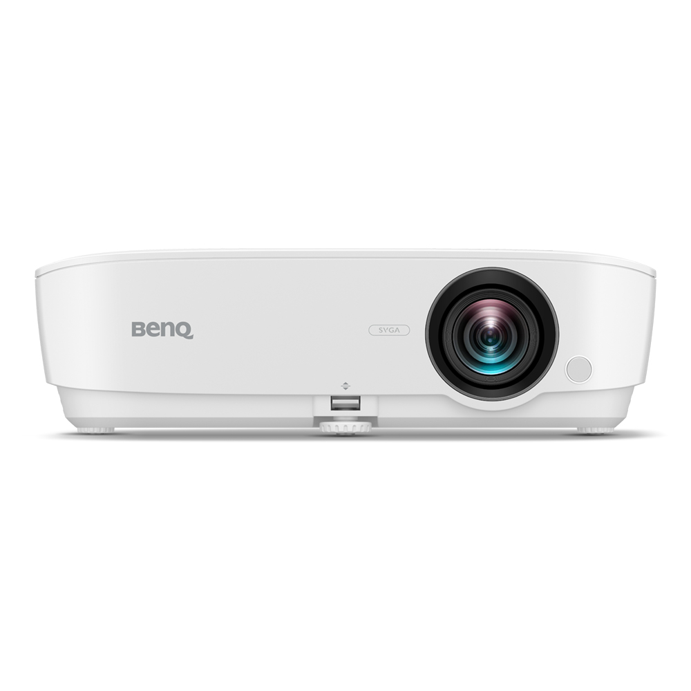 Un proiettore BenQ SVGA bianco. Ha un obiettivo, un pulsante di accensione e porte di ingresso. Lo sfondo è bianco.