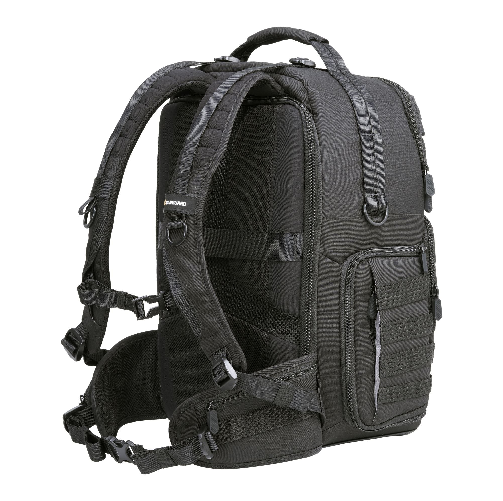Ein schwarzer Rucksack mit mehreren Fächern, Riemen und einem Griff. Der Rucksack ist auf weißem Hintergrund isoliert.