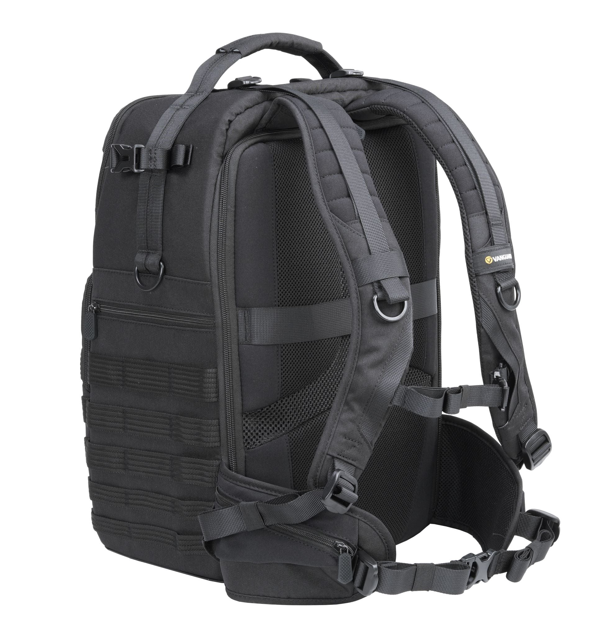 Schwarzer Rucksack mit mehreren Fächern, Riemen und Schnallen, für den Außen- oder Reisegebrauch, auf weißem Hintergrund.